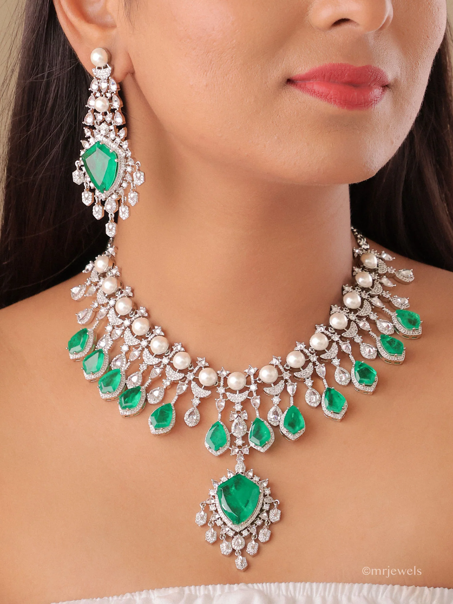 Avera Emerald Pearl Necklace Set