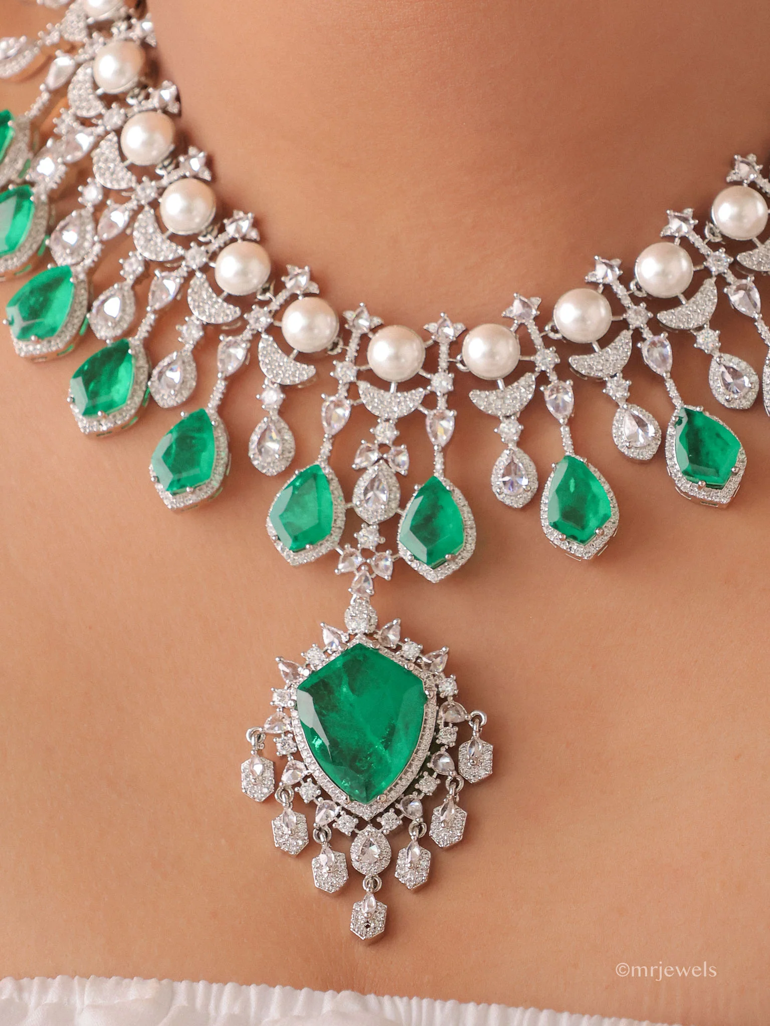 Avera Emerald Pearl Necklace Set - Image 2