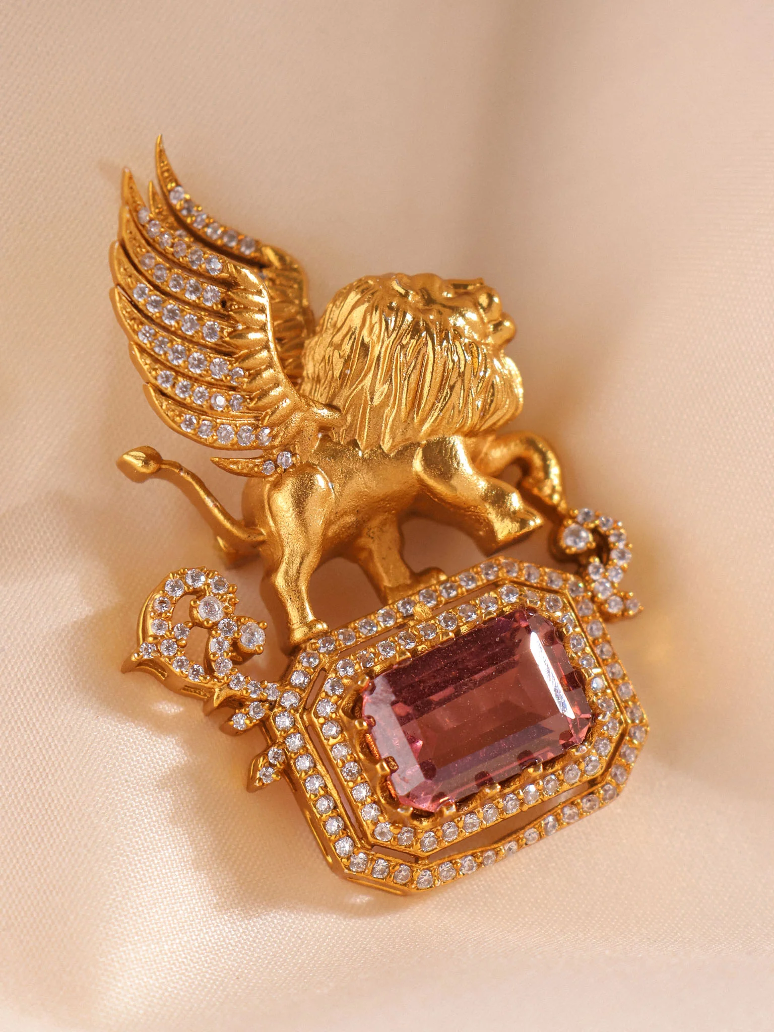 Averon Winged Lion Brooch - Image 5