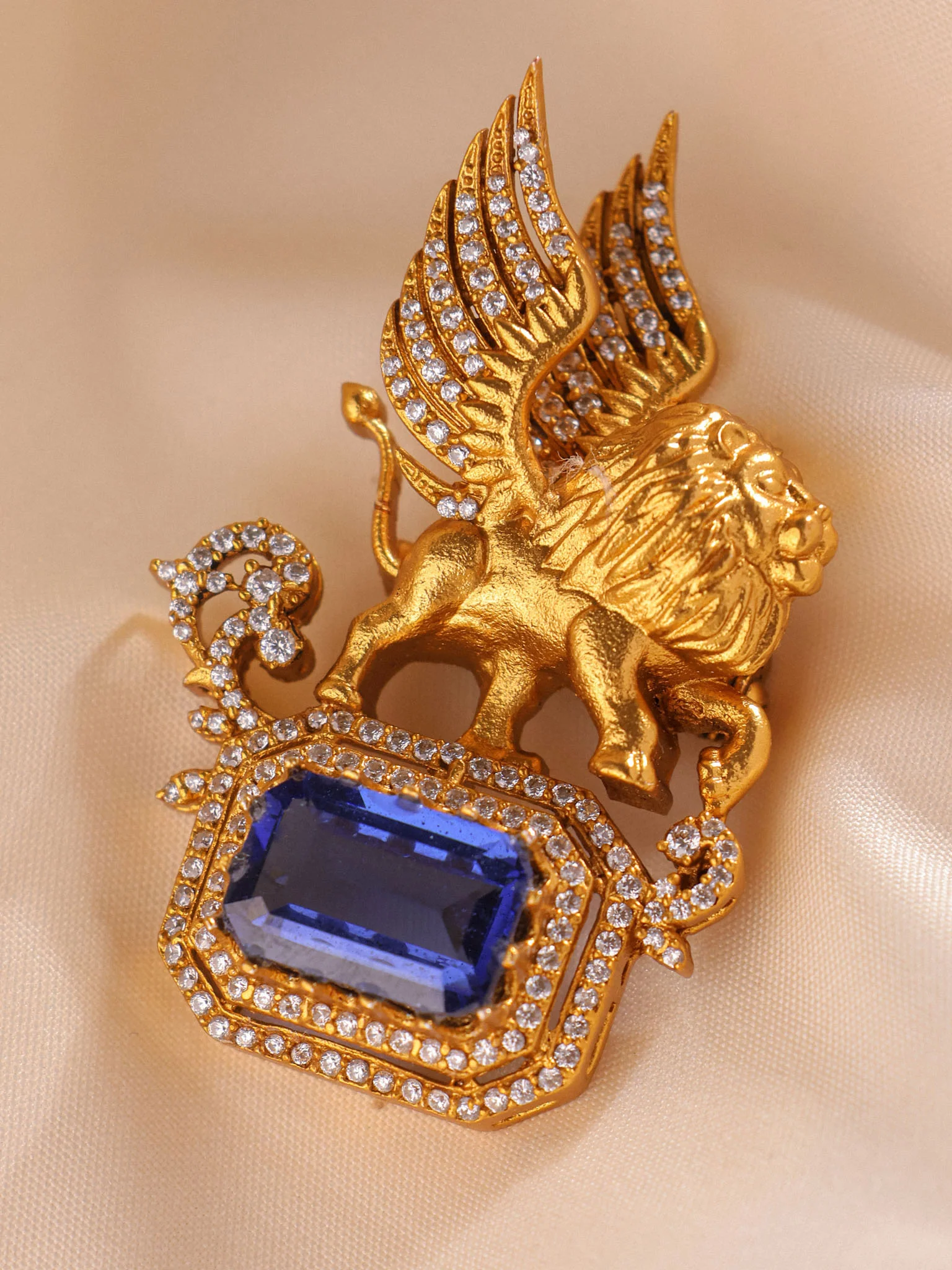Averon Winged Lion Brooch - Image 7