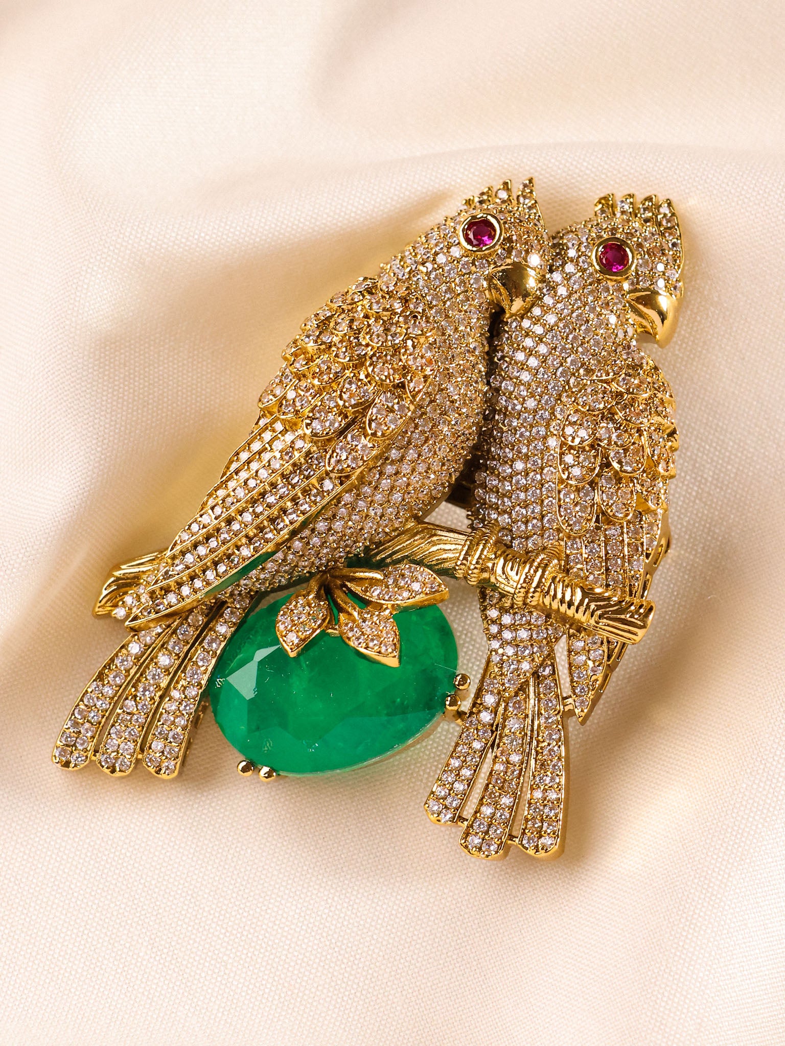 Averra Twin Parrot Emerald Brooch - Image 2