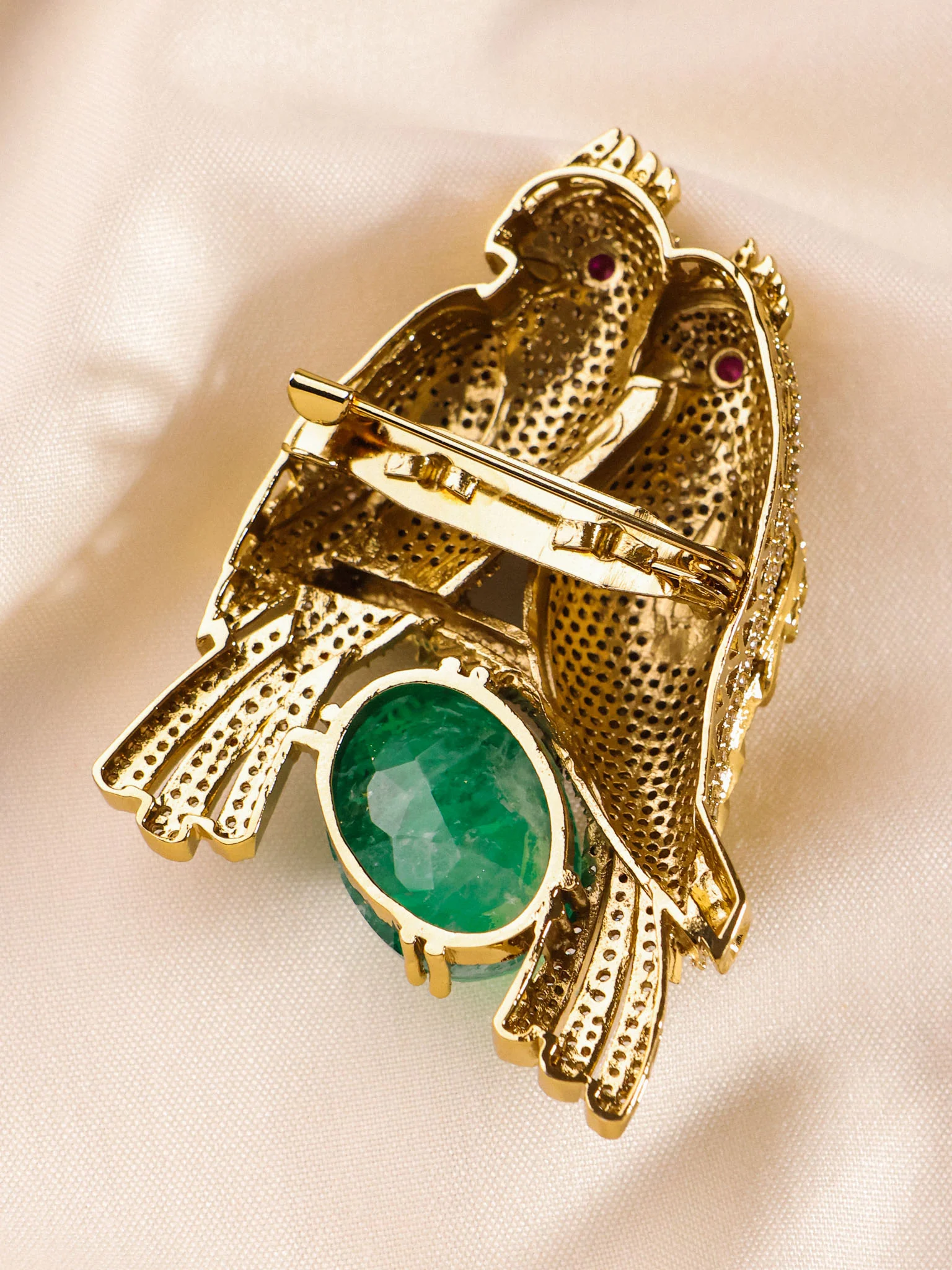 Averra Twin Parrot Emerald Brooch - Image 3