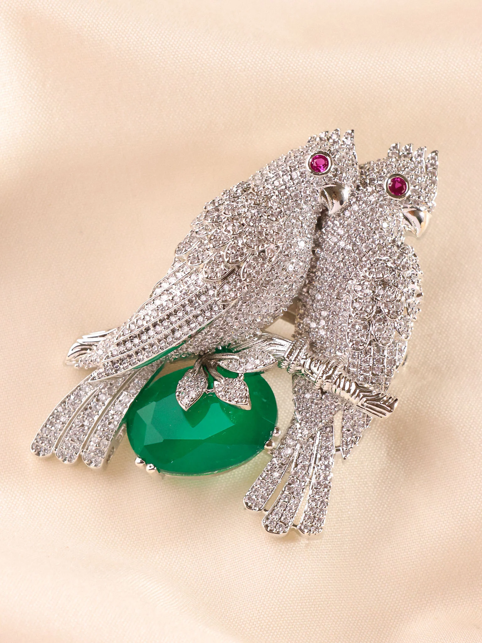 Averra Twin Parrot Emerald Brooch - Image 5