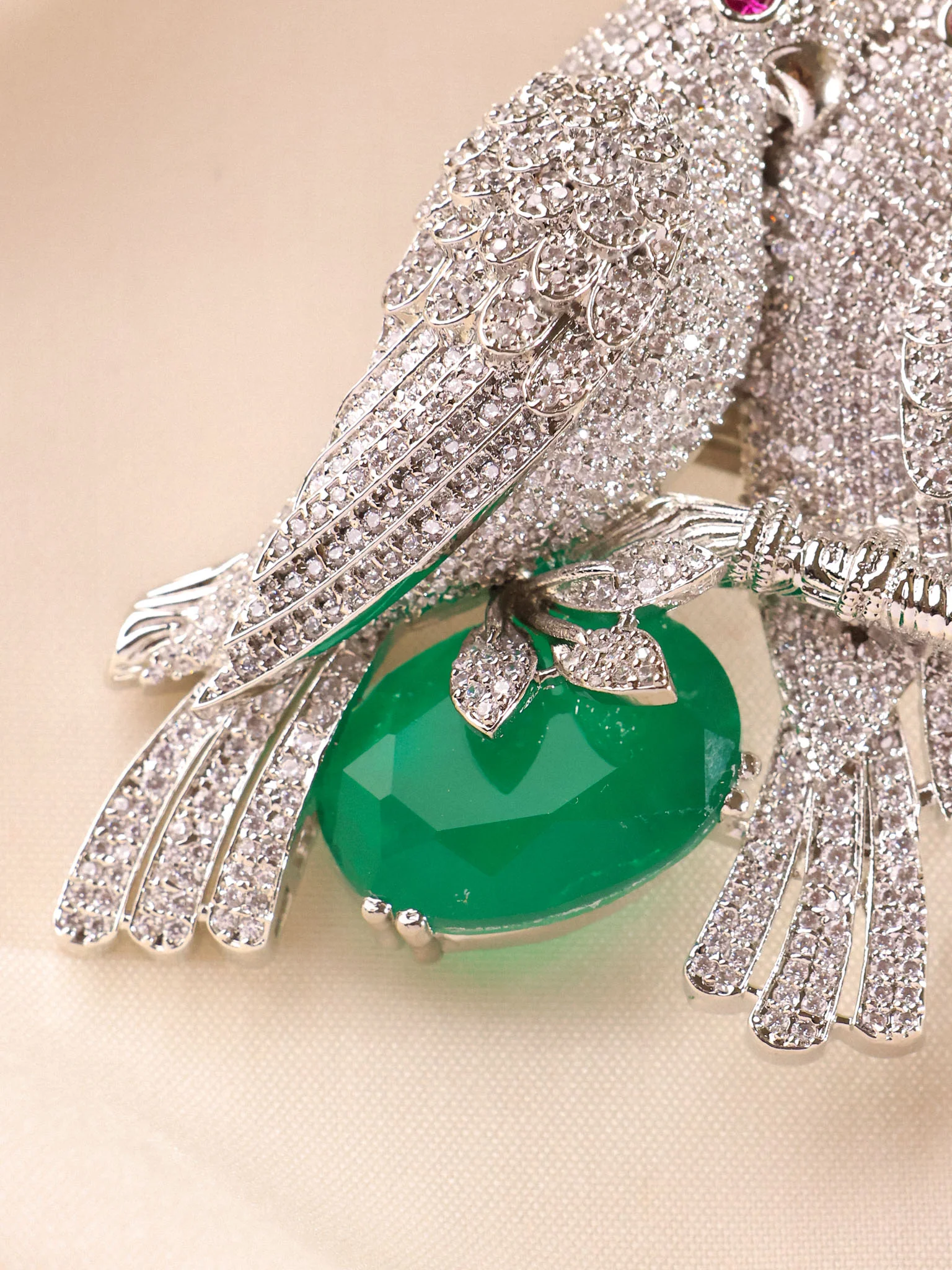 Averra Twin Parrot Emerald Brooch - Image 6