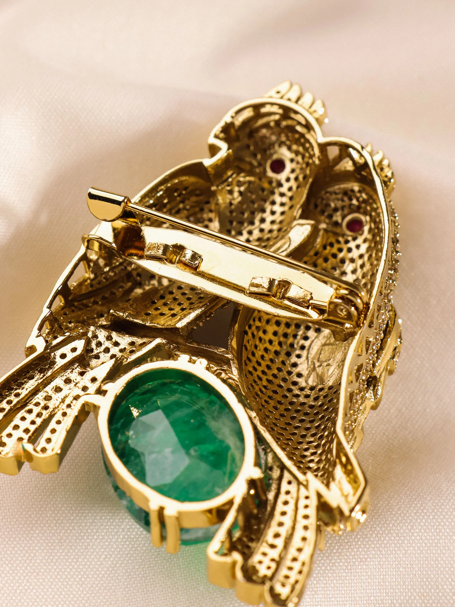 Averra Twin Parrot Emerald Brooch - Image 8