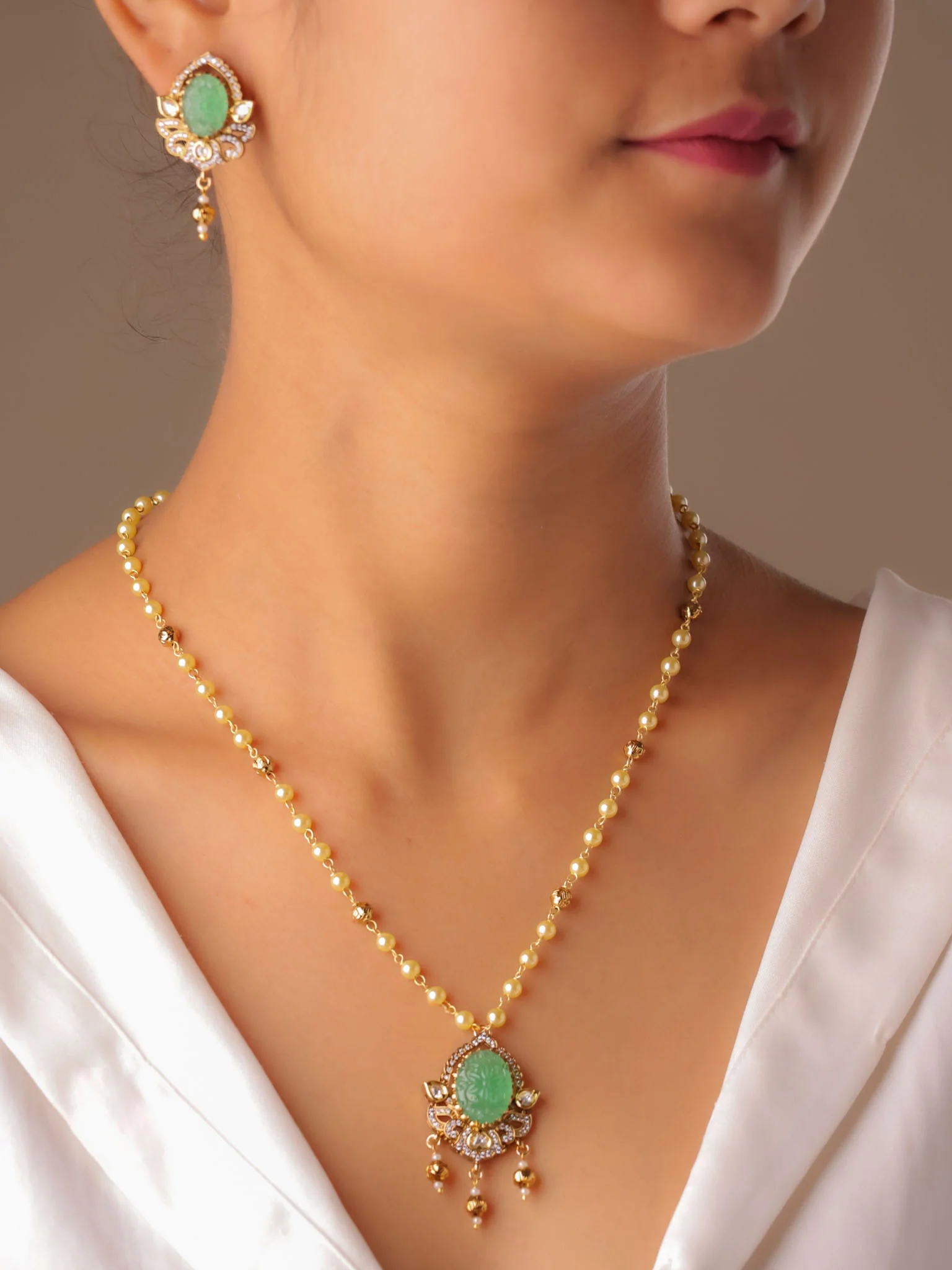 Carved Stone Kundan Pendant Set - Image 10