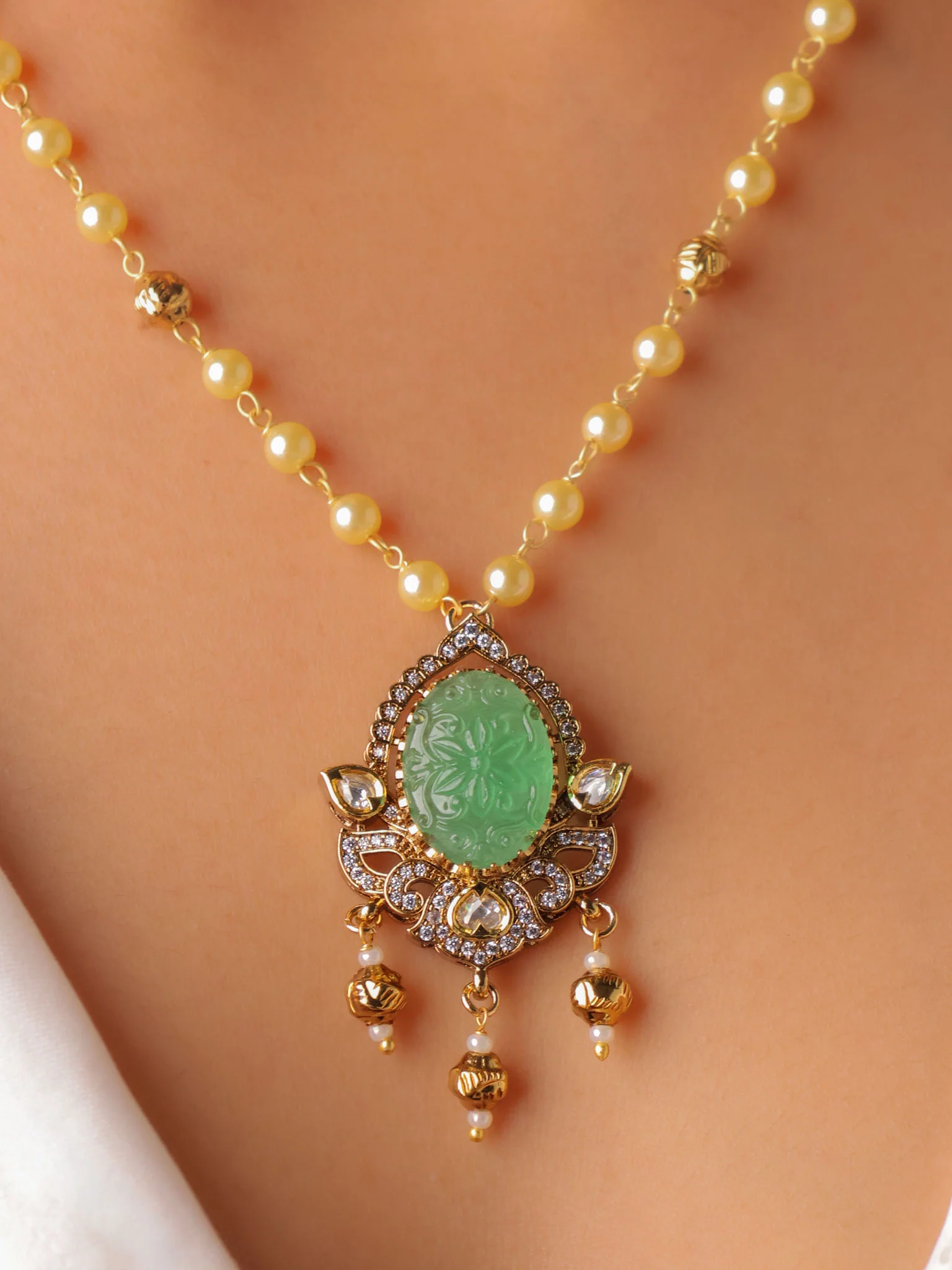 Carved Stone Kundan Pendant Set - Image 11