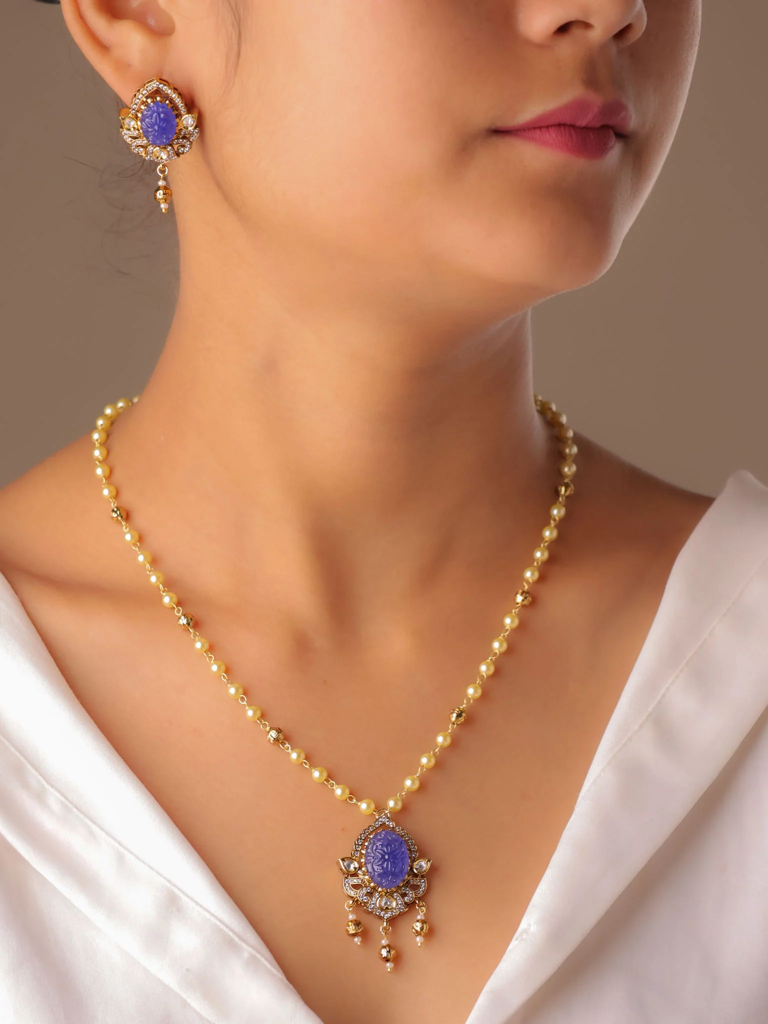 Carved Stone Kundan Pendant Set - Image 13