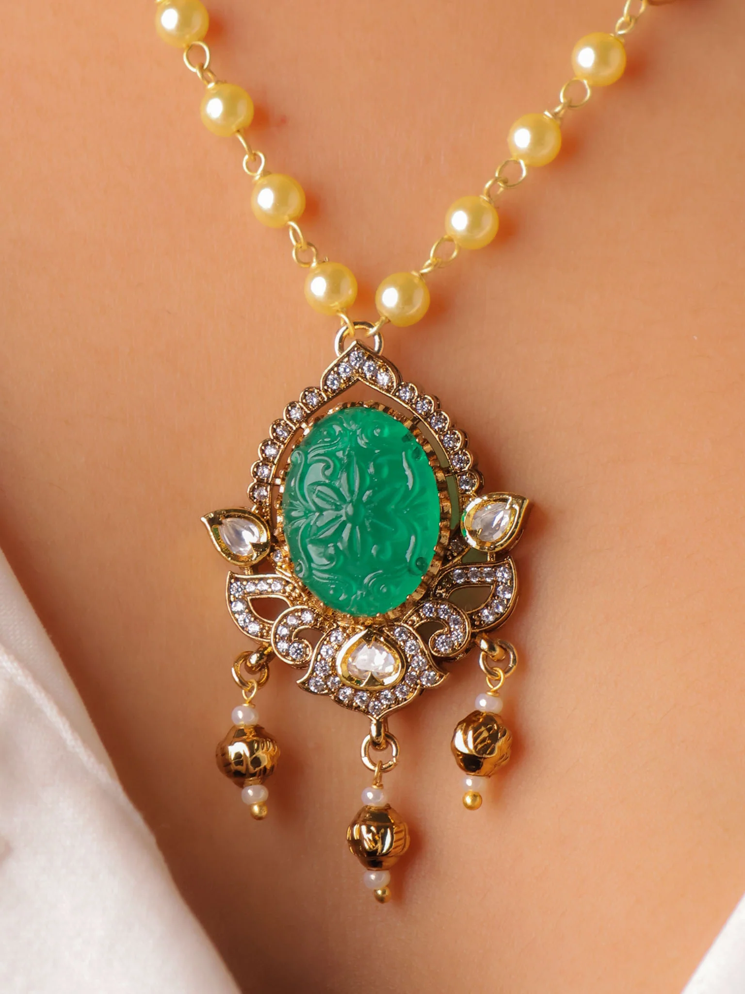 Carved Stone Kundan Pendant Set - Image 8