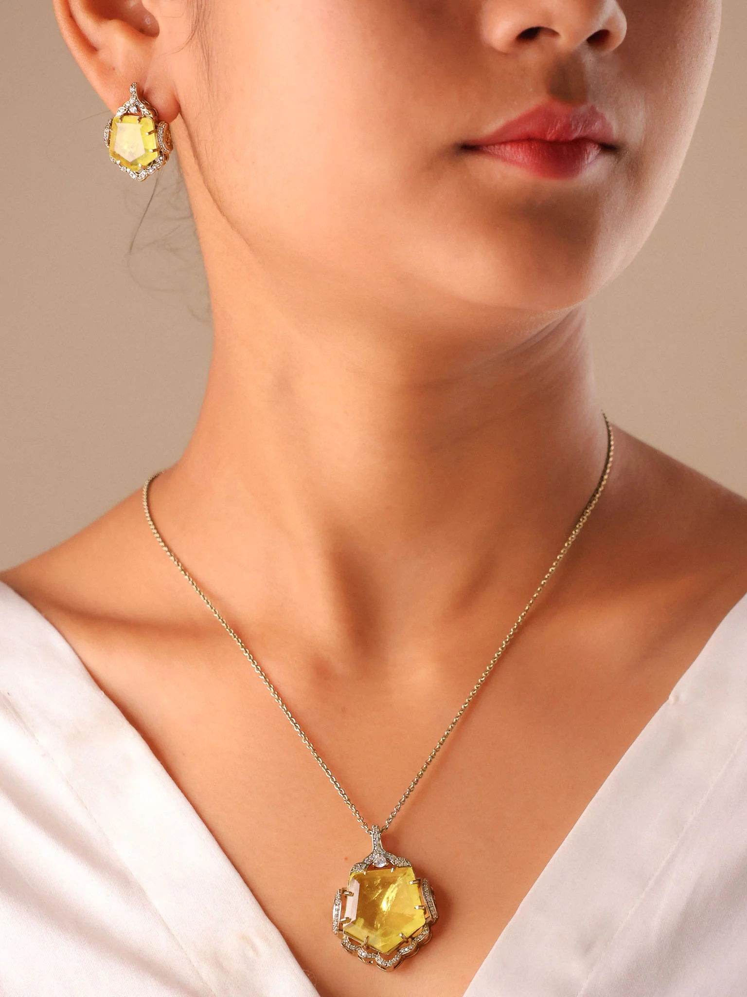Saanvi Pendant Set