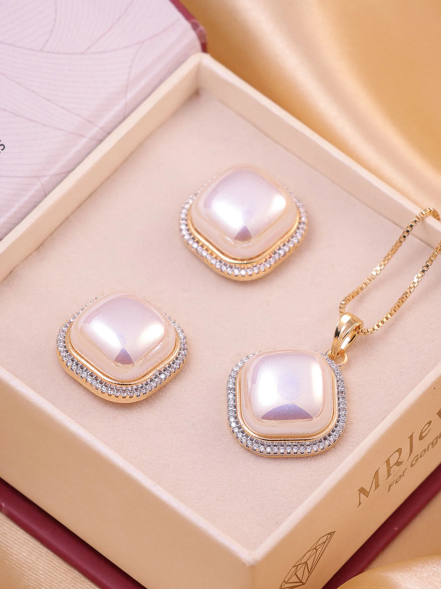 Cushion-cut Pearl Pendant set