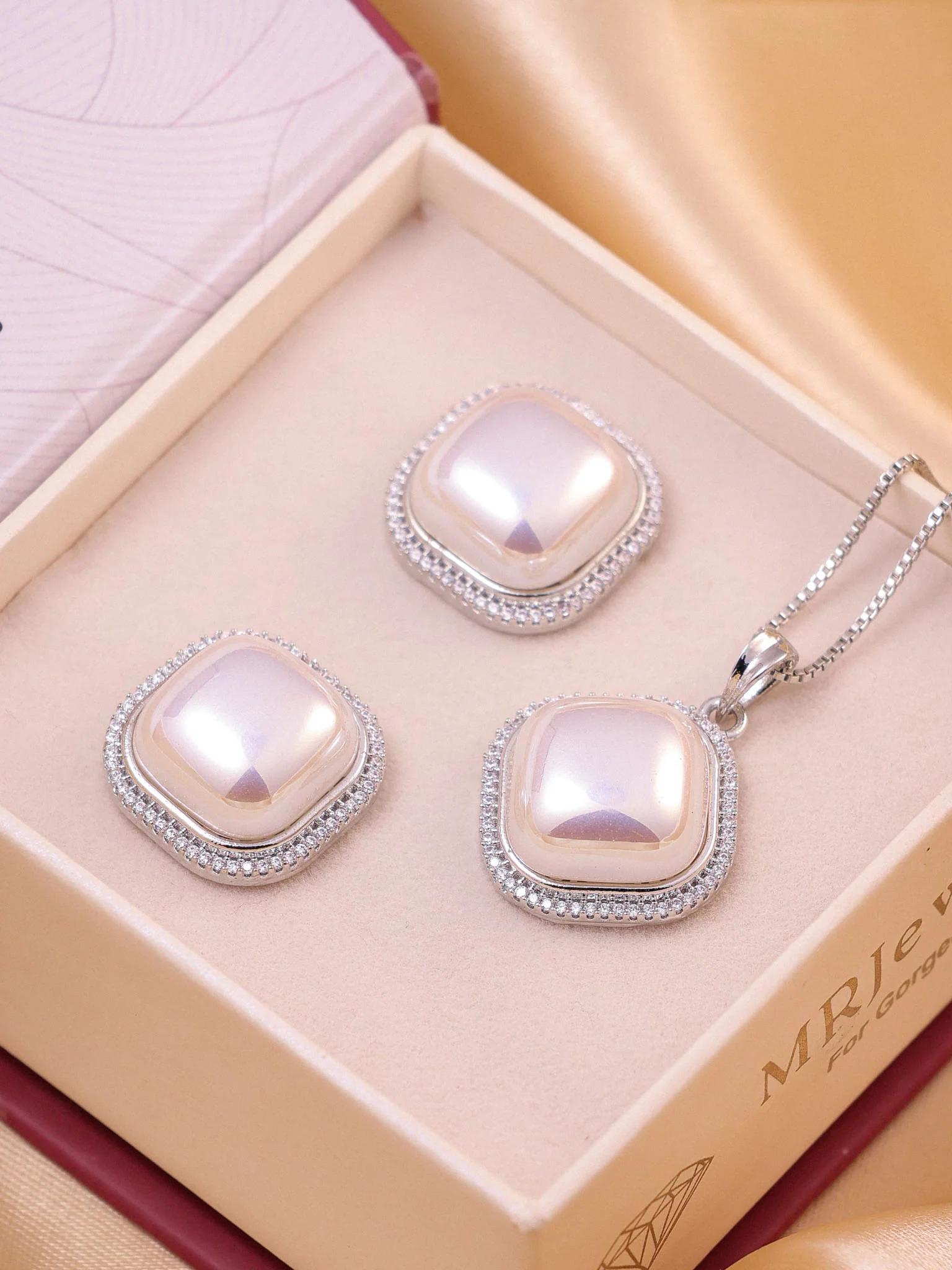 Cushion-cut Pearl Pendant set - Image 2