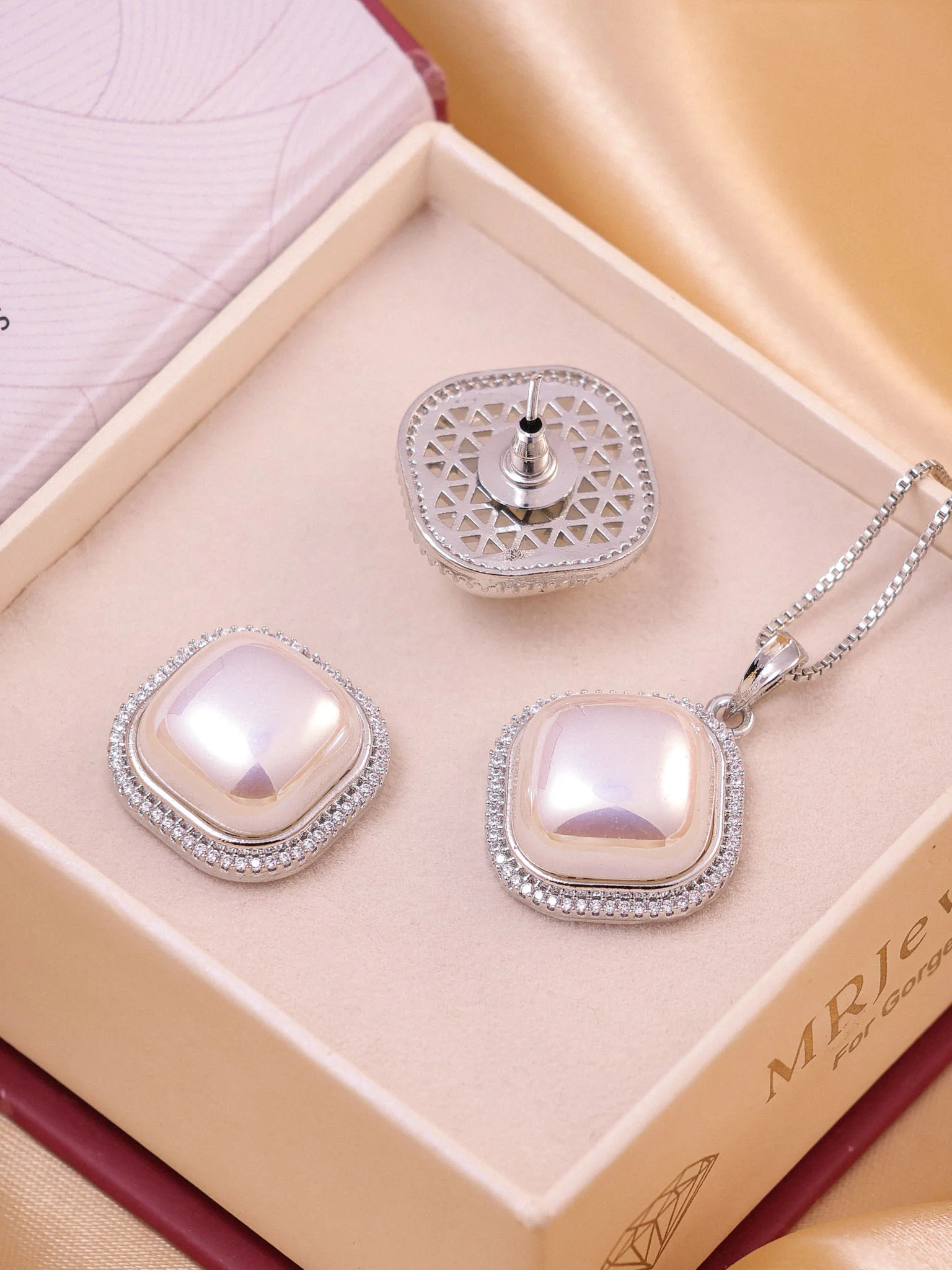 Cushion-cut Pearl Pendant set - Image 3