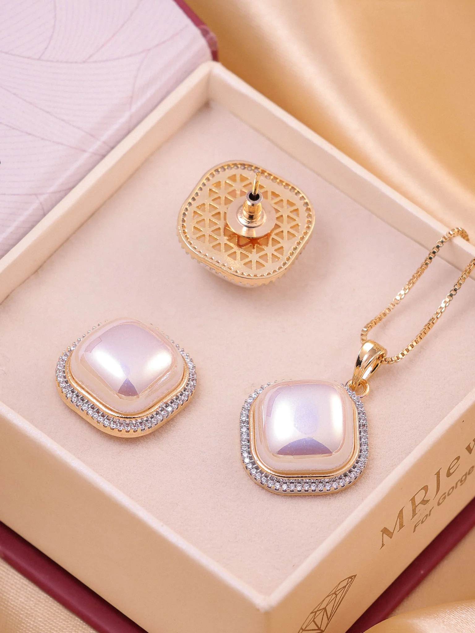 Cushion-cut Pearl Pendant set - Image 4