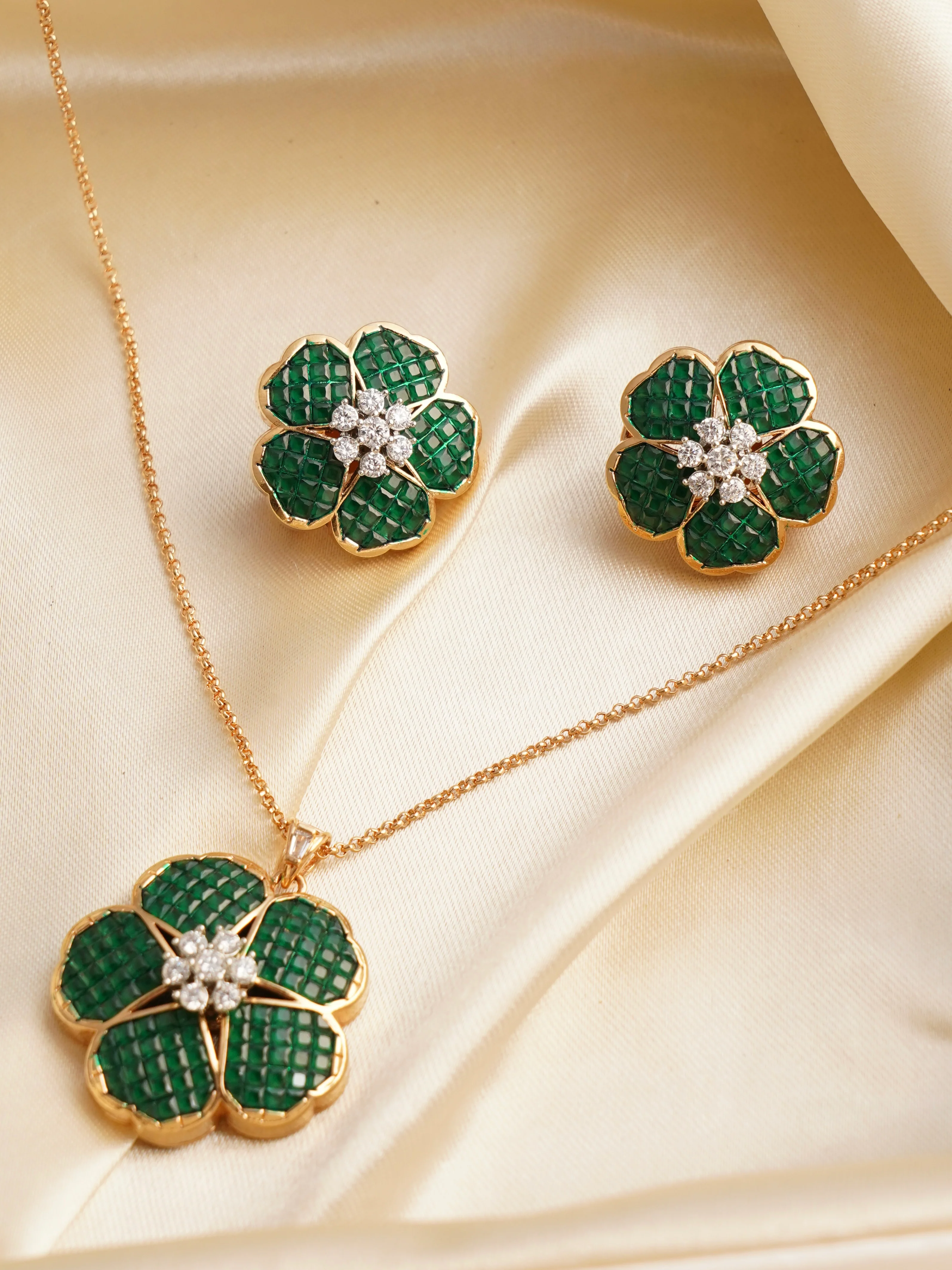 Emerald Pendant set with earrings and ring - Image 4