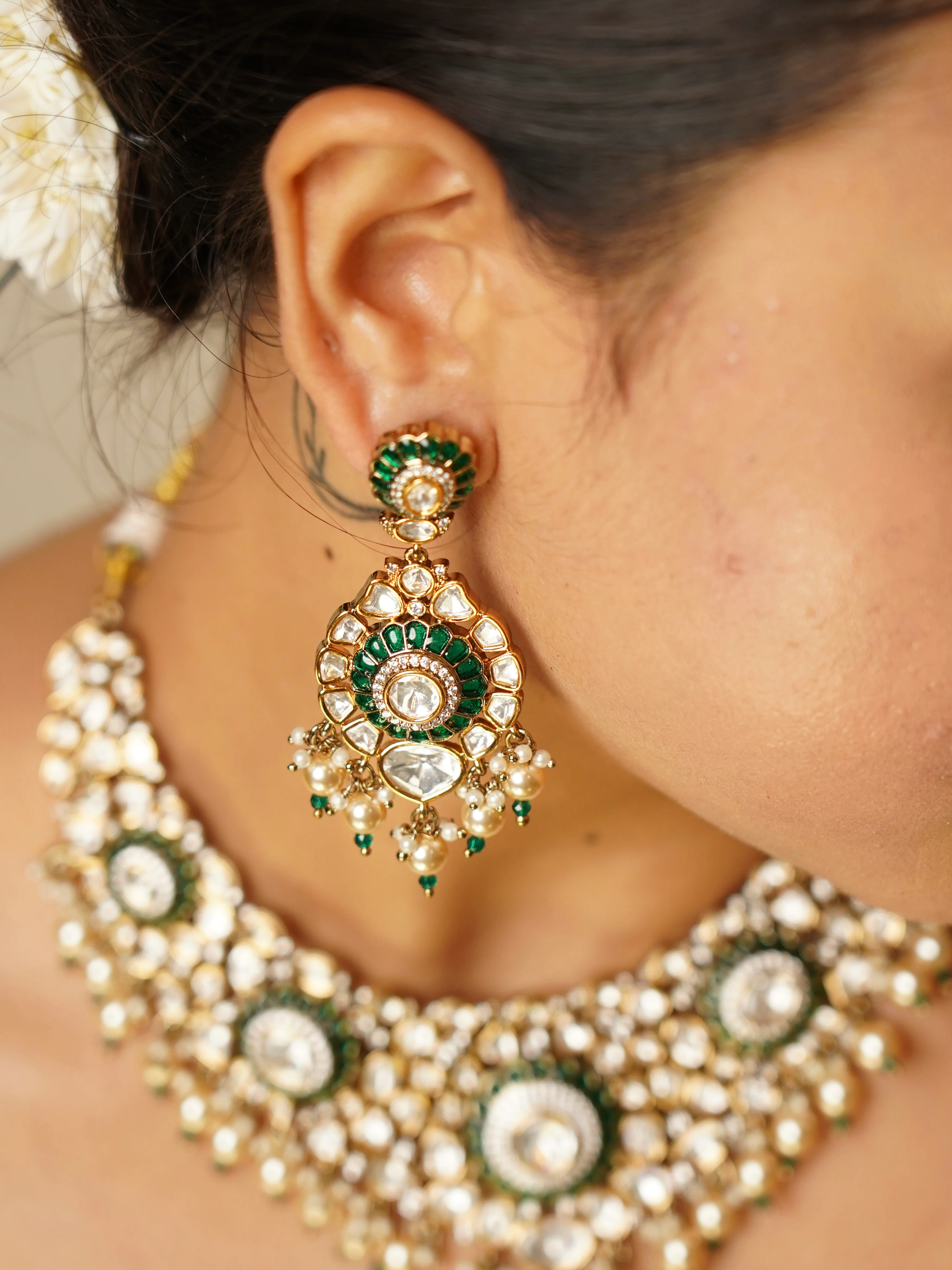 Emerald Élan Noor Polki Kundan Set with Matching Maangtika - Image 2