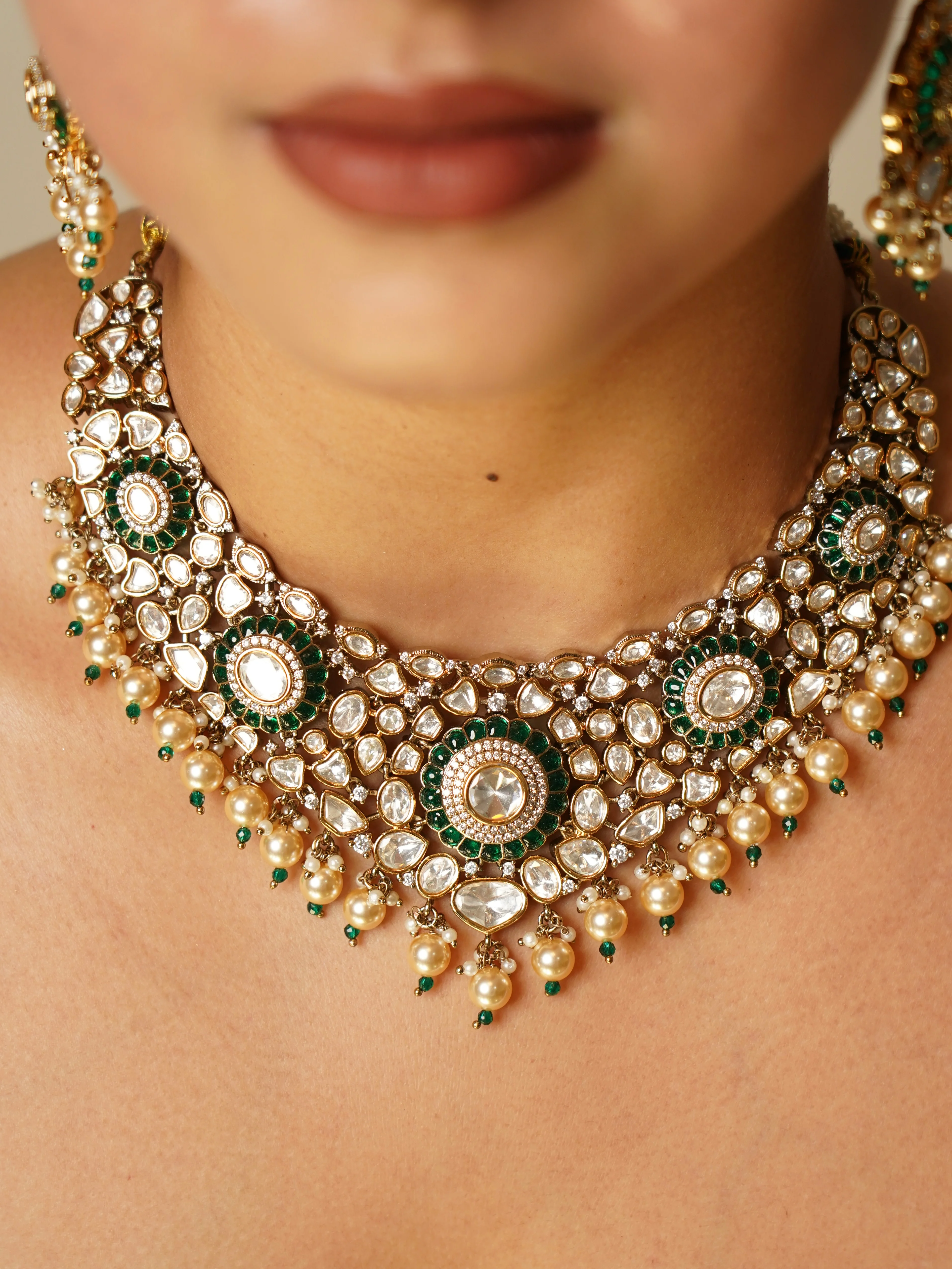 Emerald Élan Noor Polki Kundan Set with Matching Maangtika - Image 3
