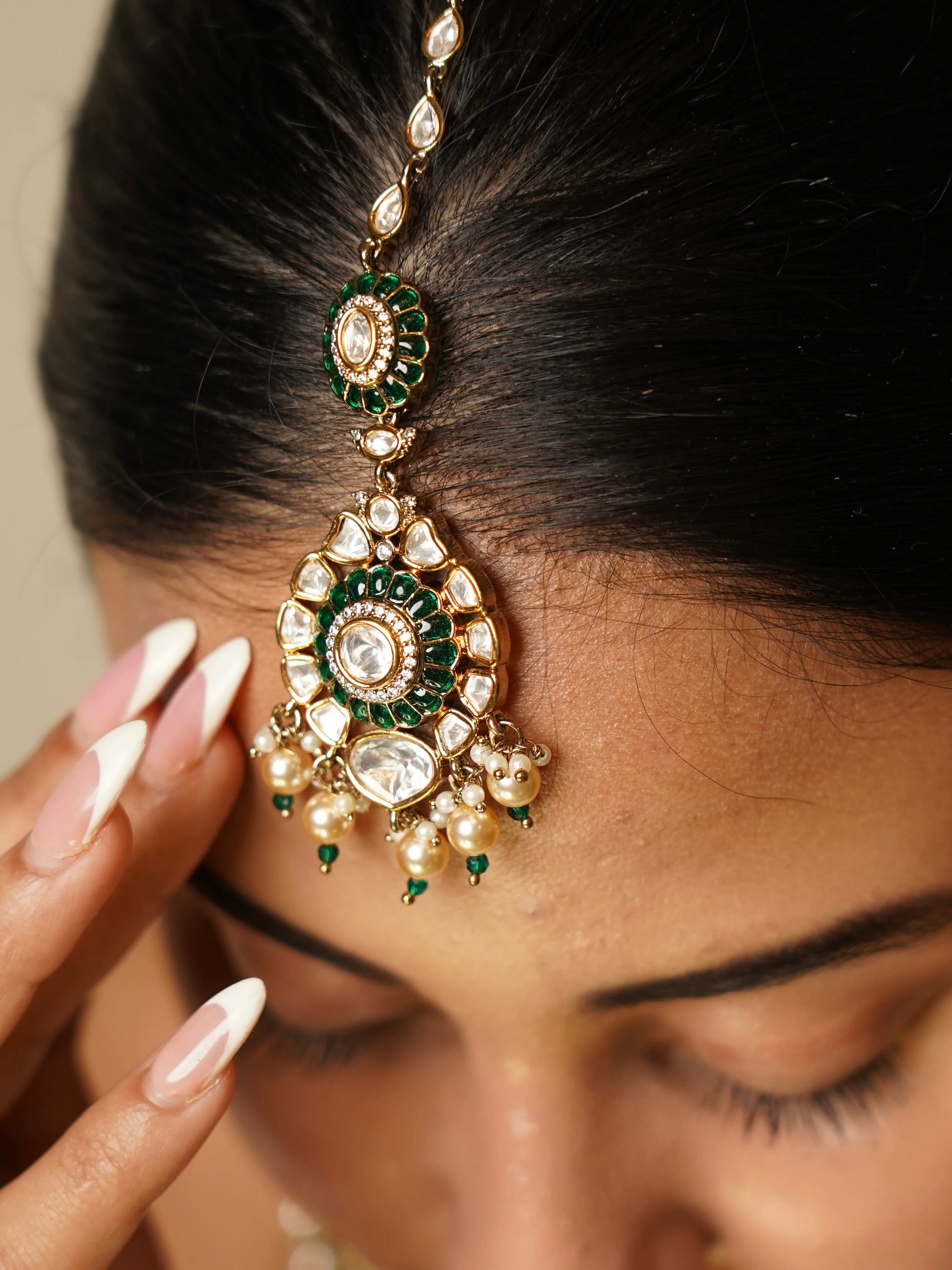 Emerald Élan Noor Polki Kundan Set with Matching Maangtika - Image 4