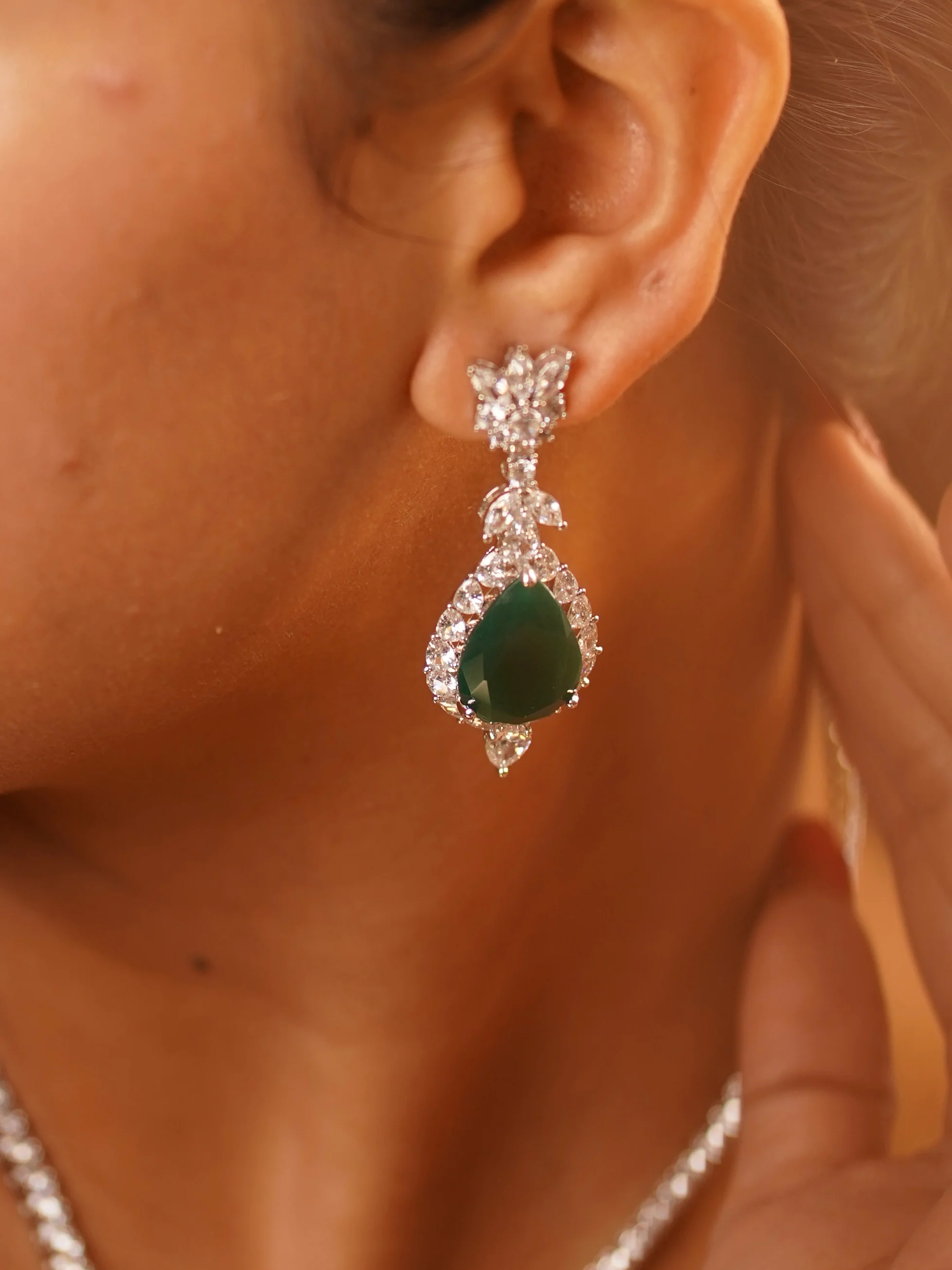 Emerald Elegance Necklace Set - Image 2