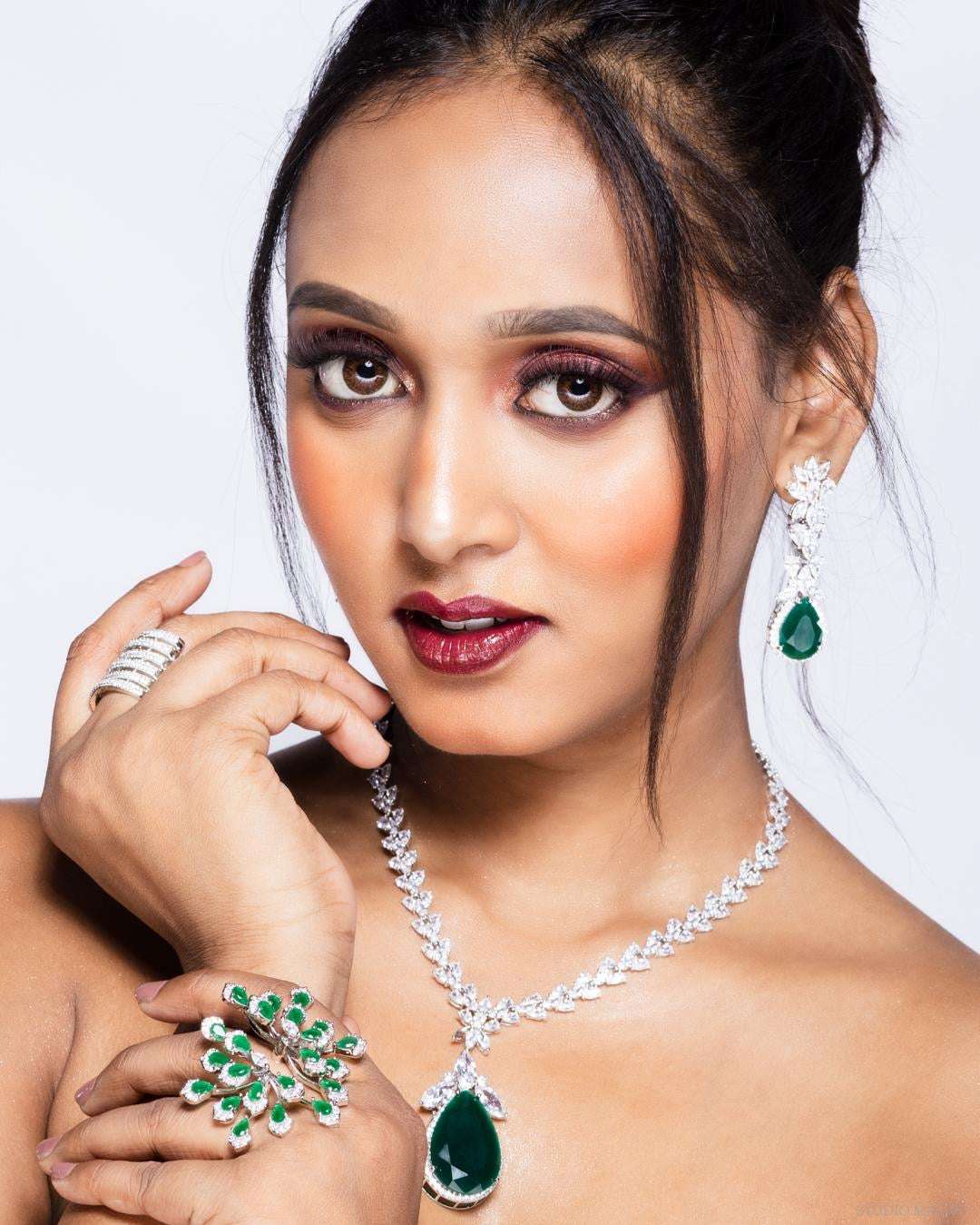 Emerald Grace Royale – Luxe Jewelry Set - Image 3