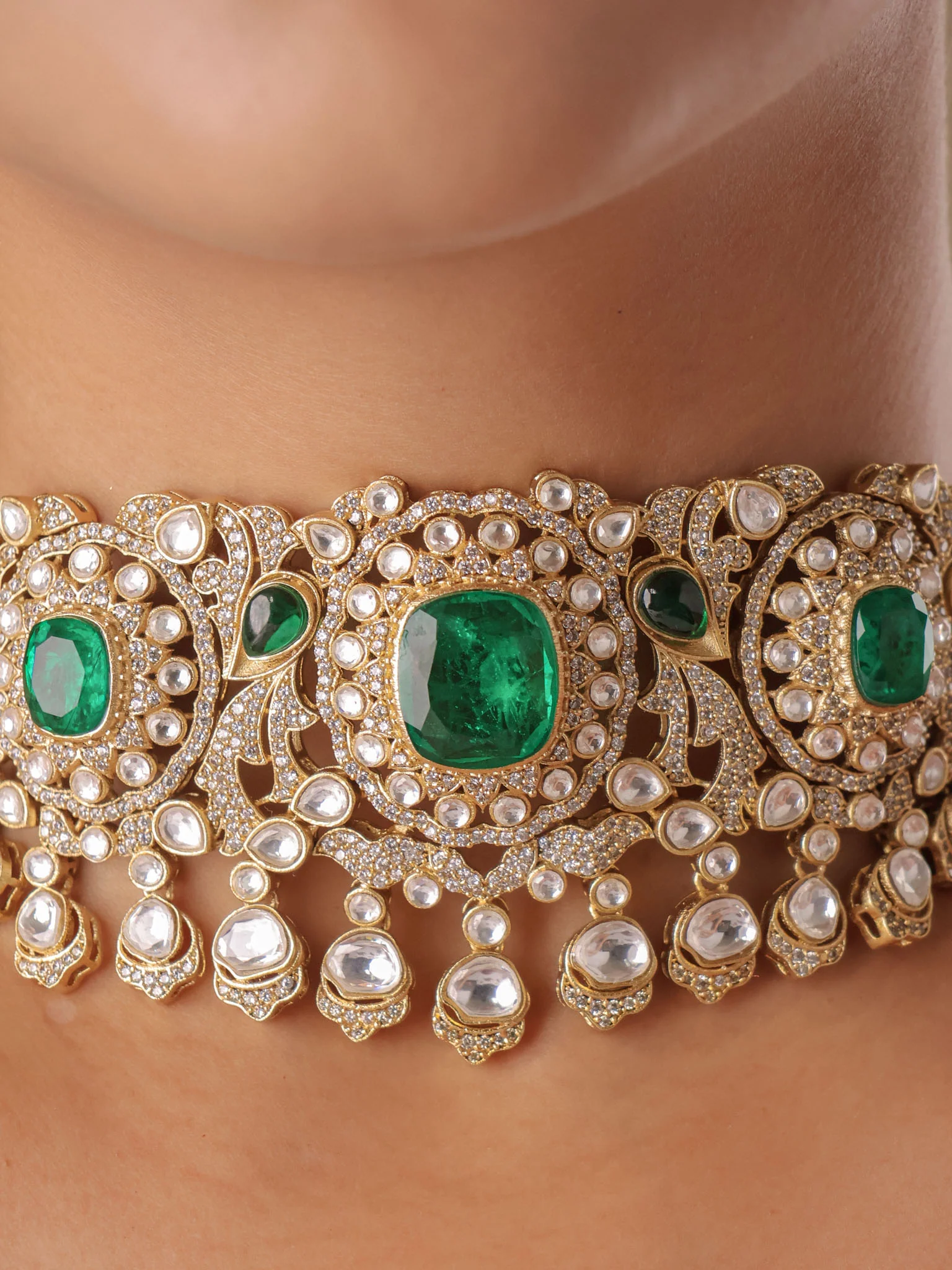 Emerald Luxe choker with earrings - Image 2