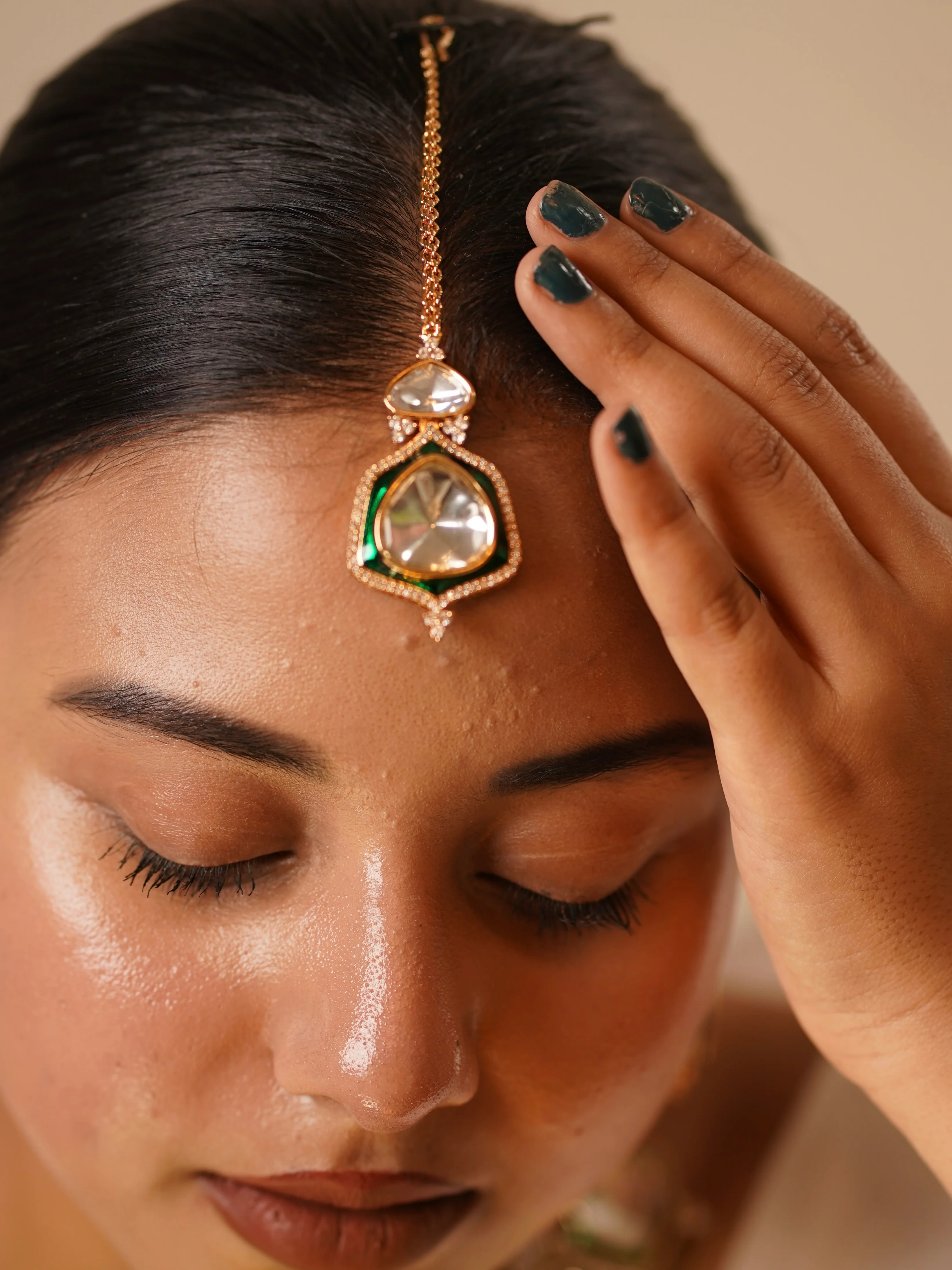 Zoya Heritage Kundan Set with earrings and maangtikka - Image 3