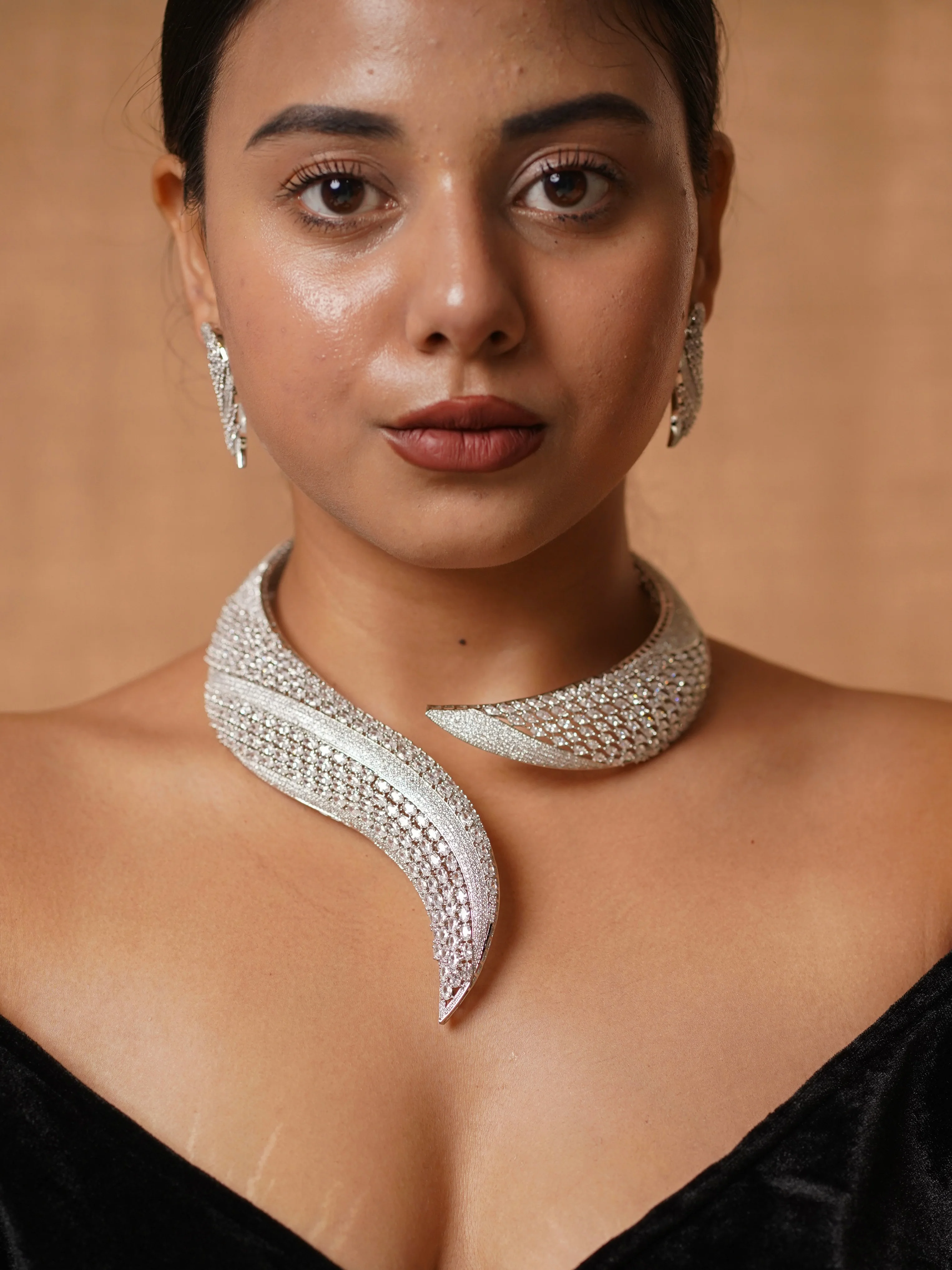Diamond Collar Set – The Pinnacle of Luxury for Cocktail Nights