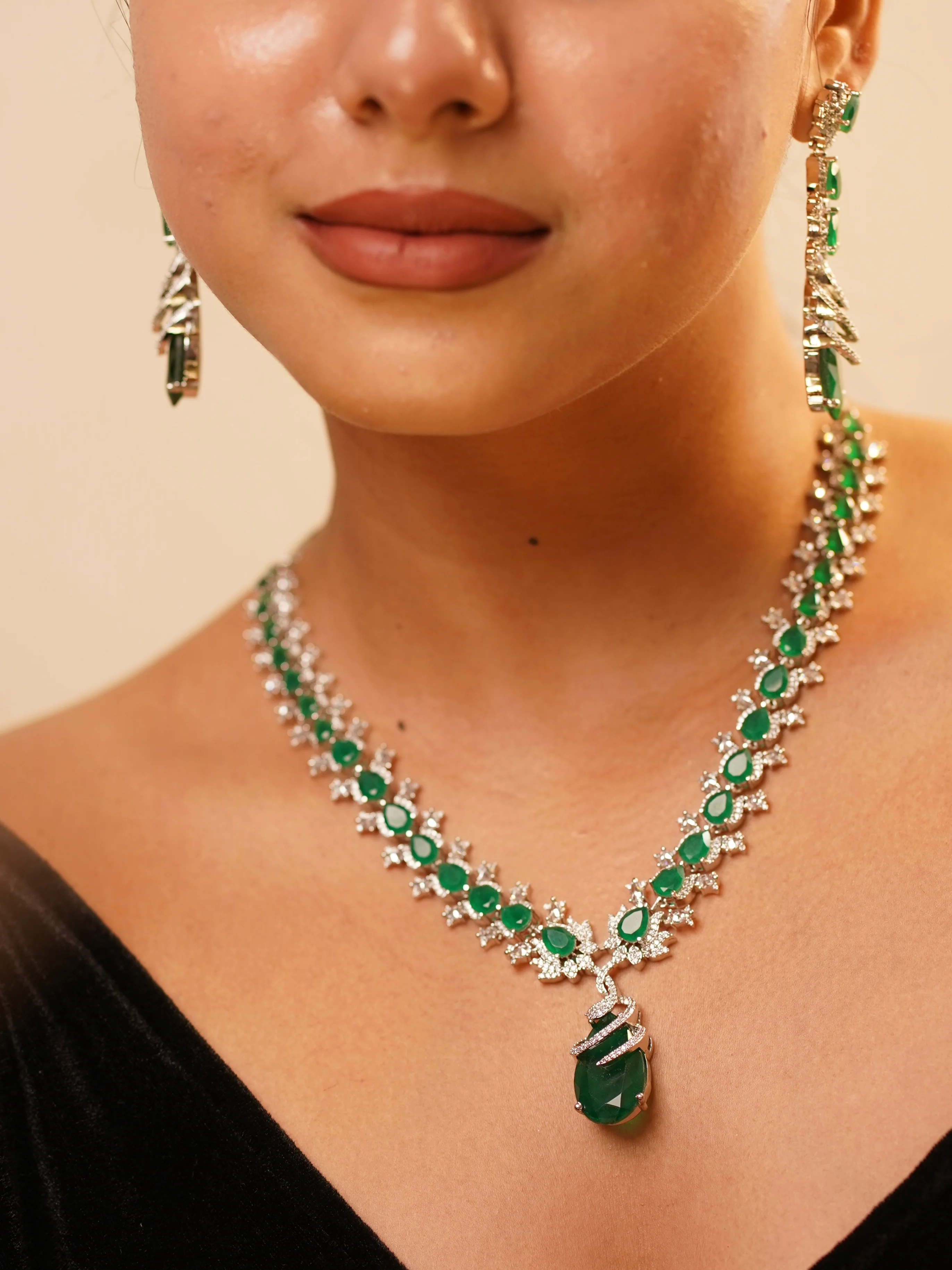 Finest Quality Emerald Diamond Necklace Set - Image 4