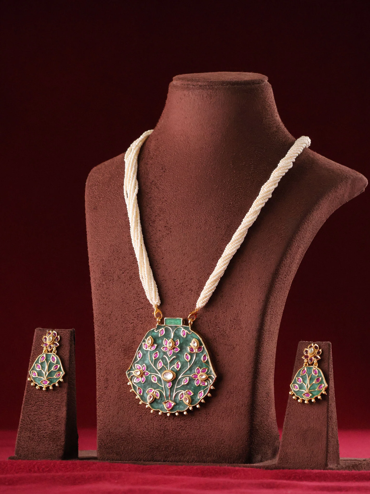 Hand-carved green stone pendant with kundan  Work