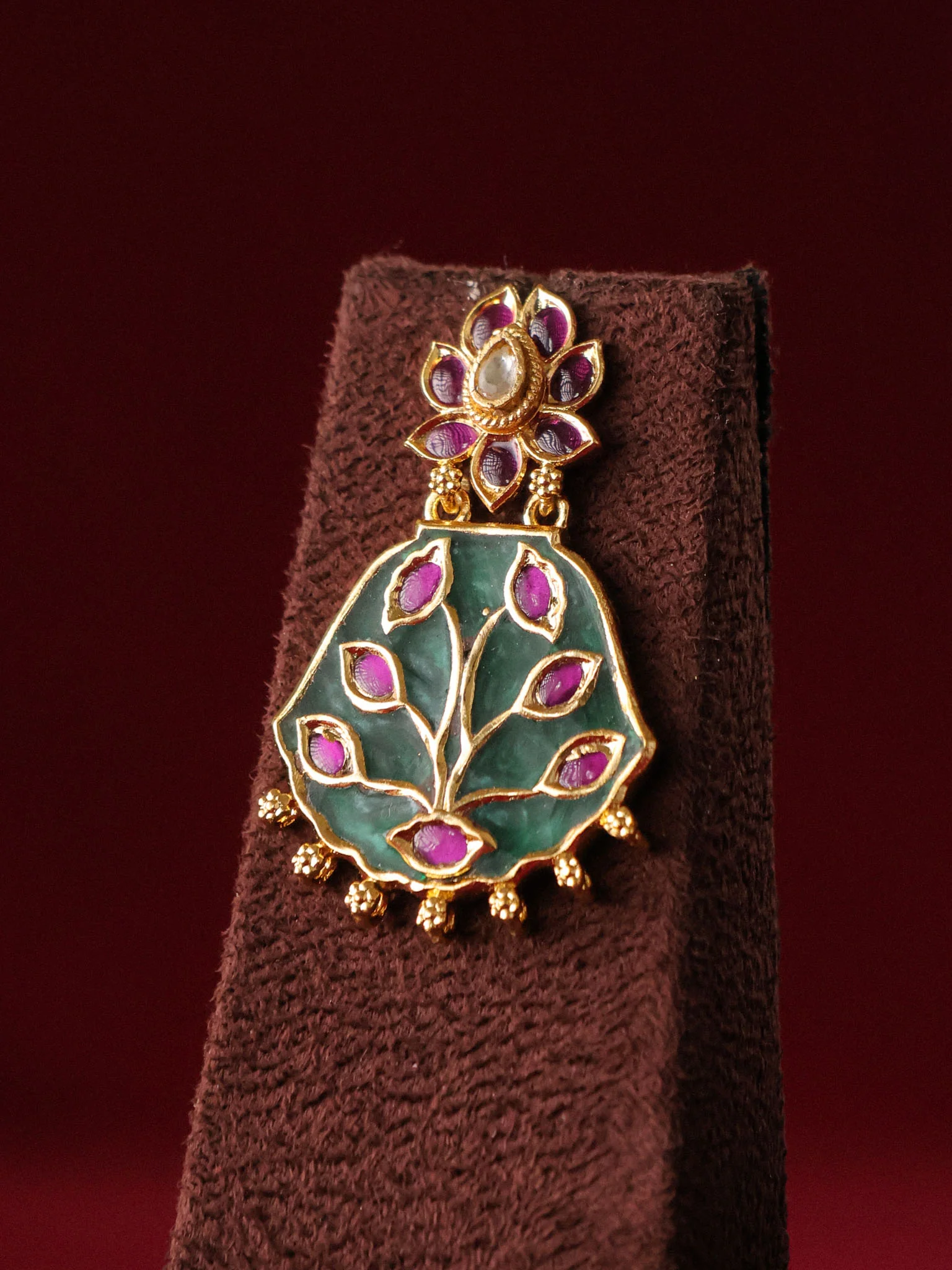 Hand-carved green stone pendant with kundan  Work - Image 3