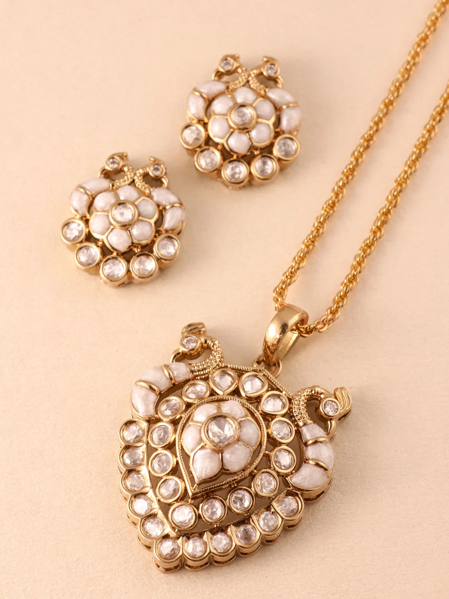 Kairavi Antique Kundan Pendant Set - Image 3