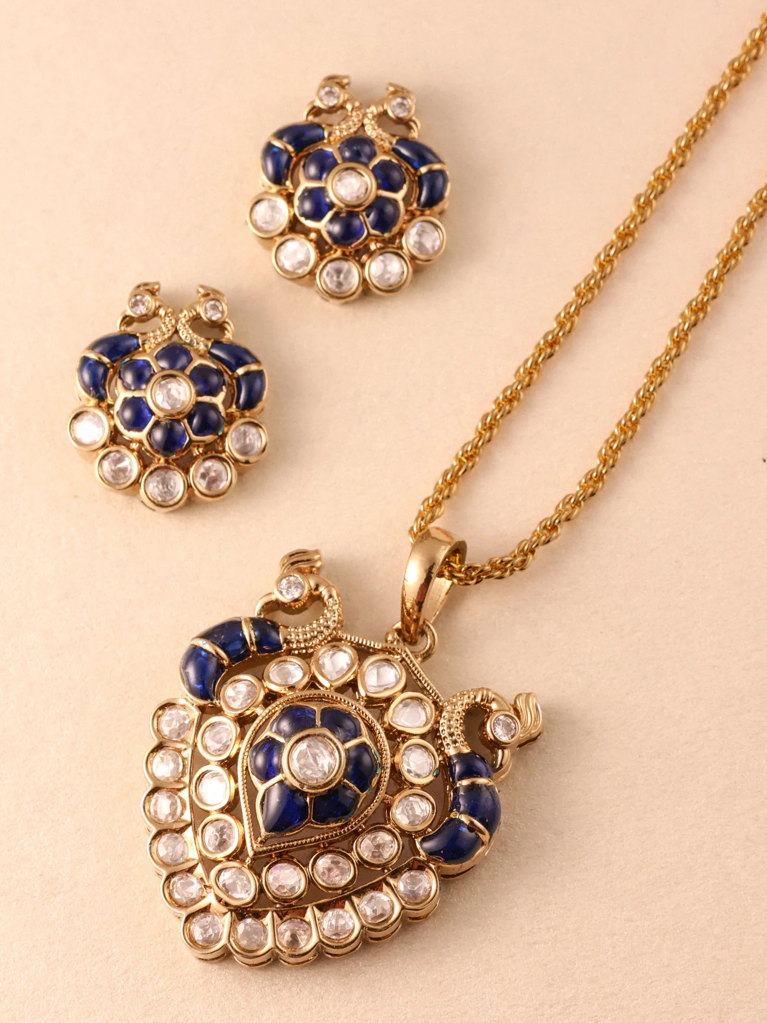 Kairavi Antique Kundan Pendant Set - Image 4