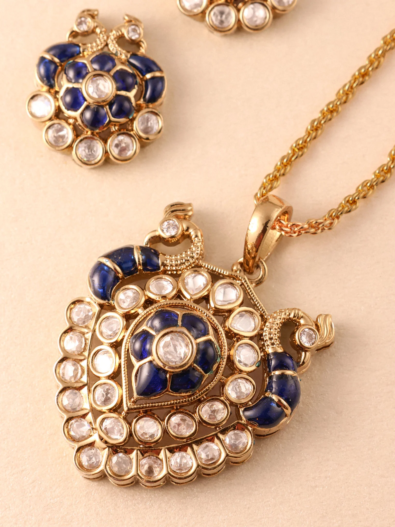 Kairavi Antique Kundan Pendant Set - Image 5
