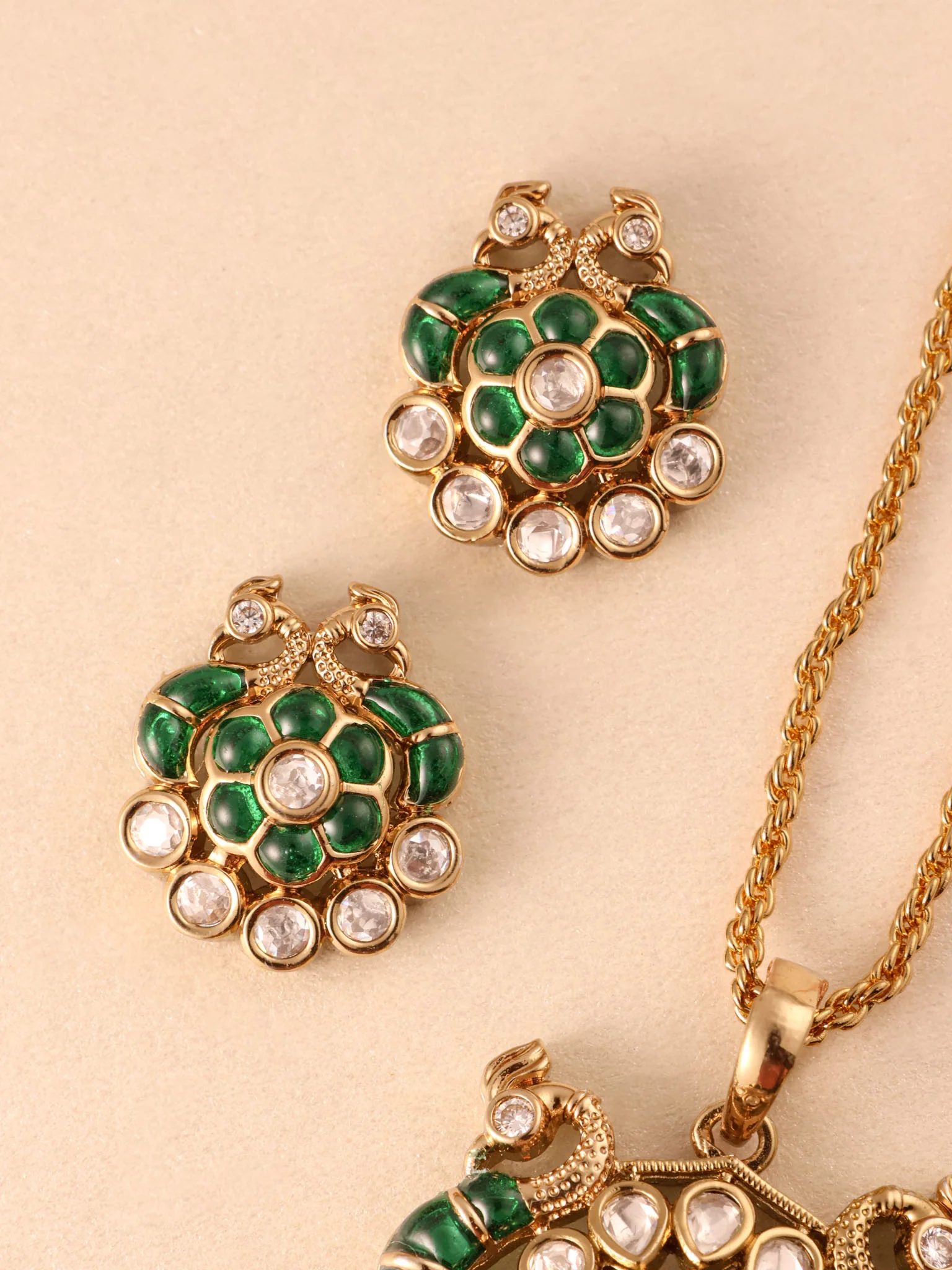 Kairavi Antique Kundan Pendant Set - Image 8