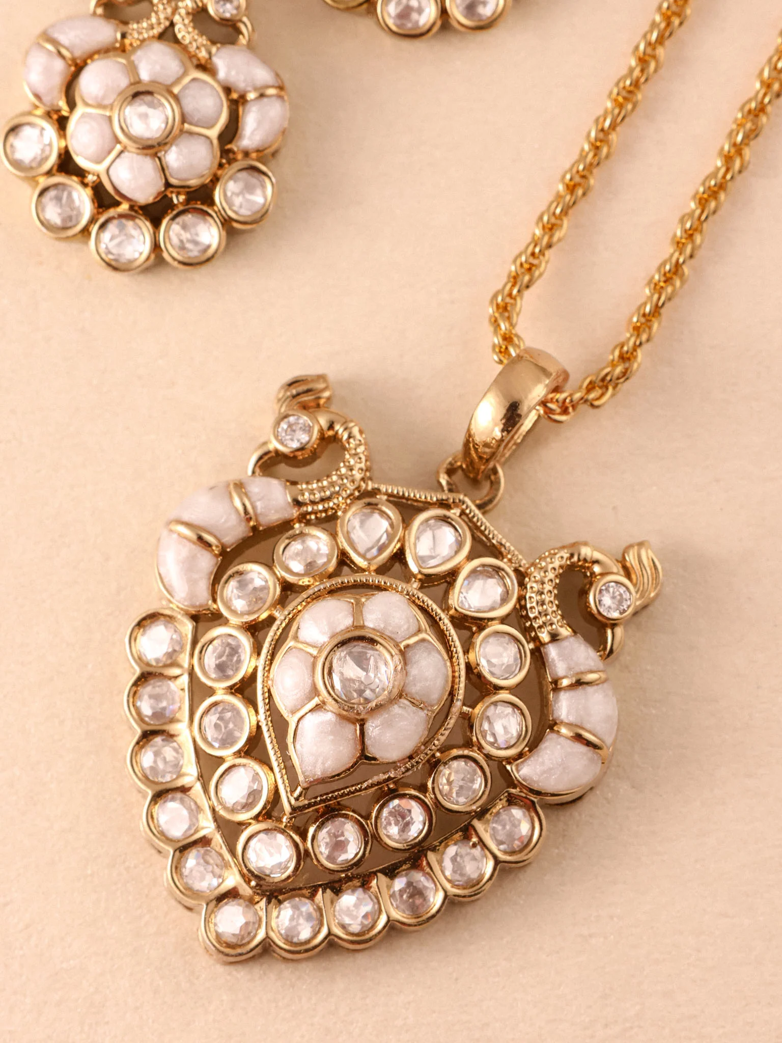 Kairavi Antique Kundan Pendant Set - Image 9