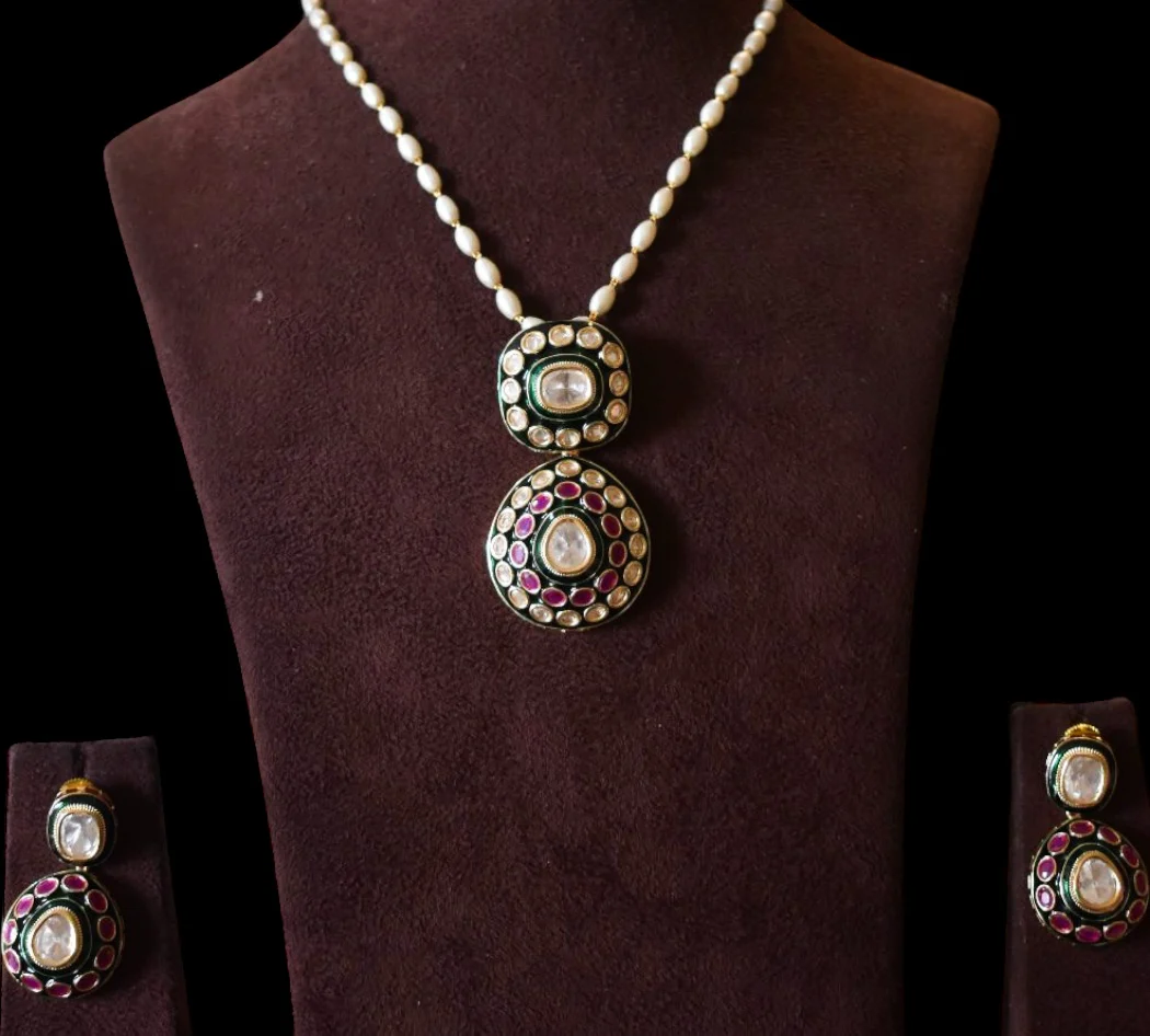 Kiara Kundan Polki Pendant Set With Matching Earrings - Image 2