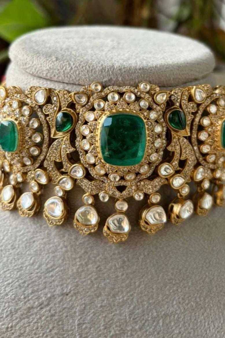 Kiara luxurious Emerald choker with earrings - Image 3
