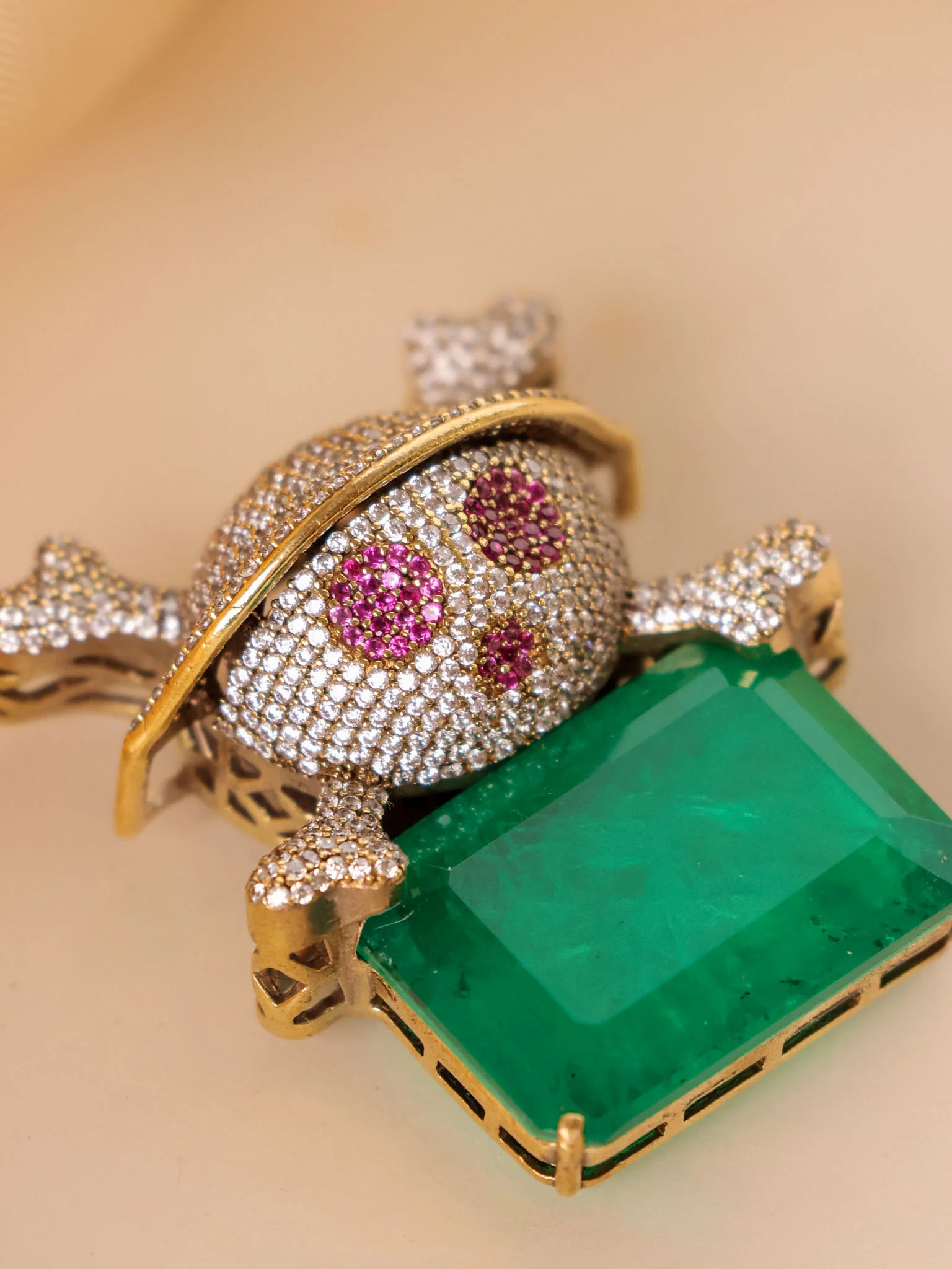La Tortue Émeraude Brooch - Image 3