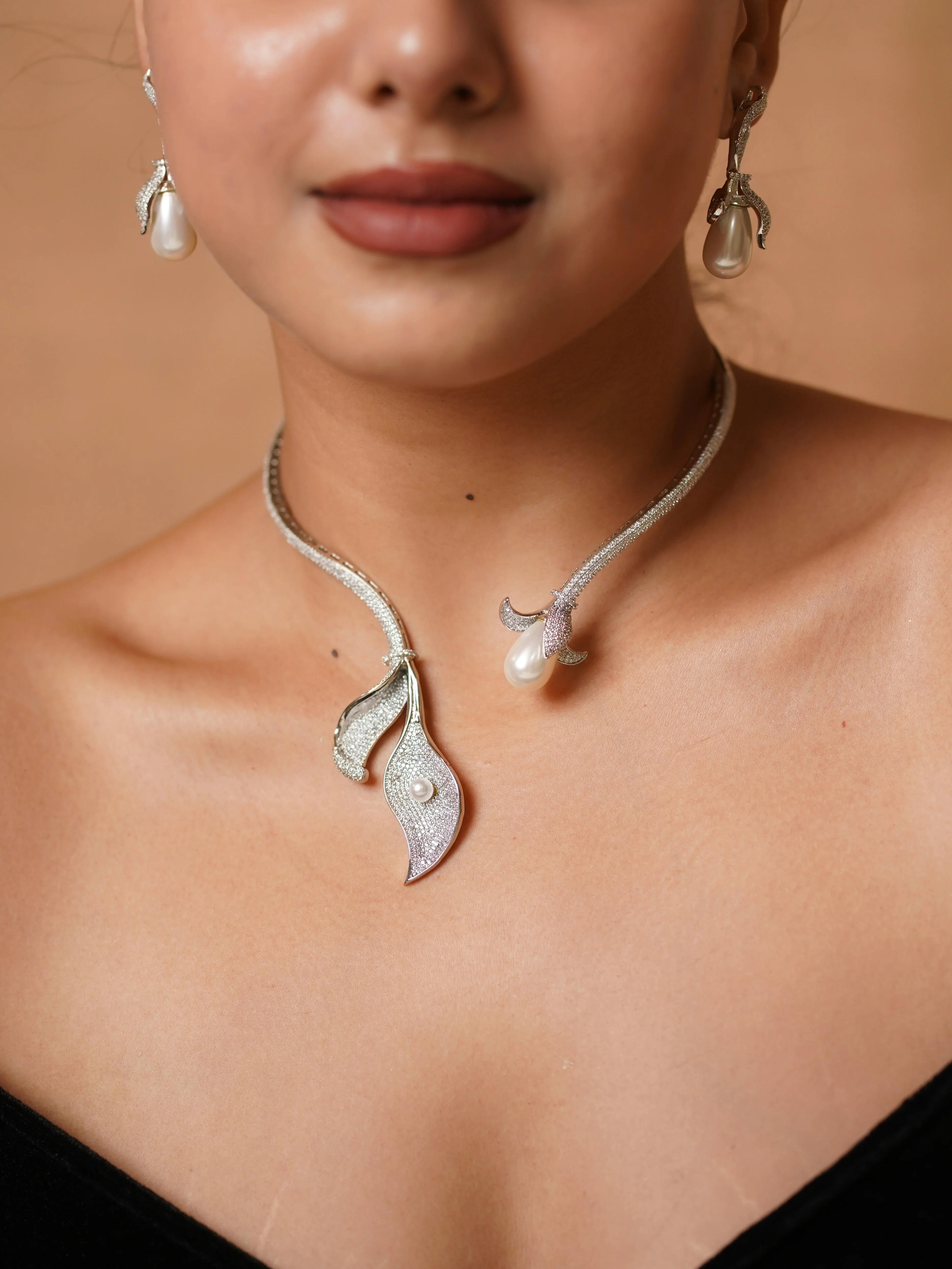 Luxe Flora Diamond Pearl Necklace Set - Image 2
