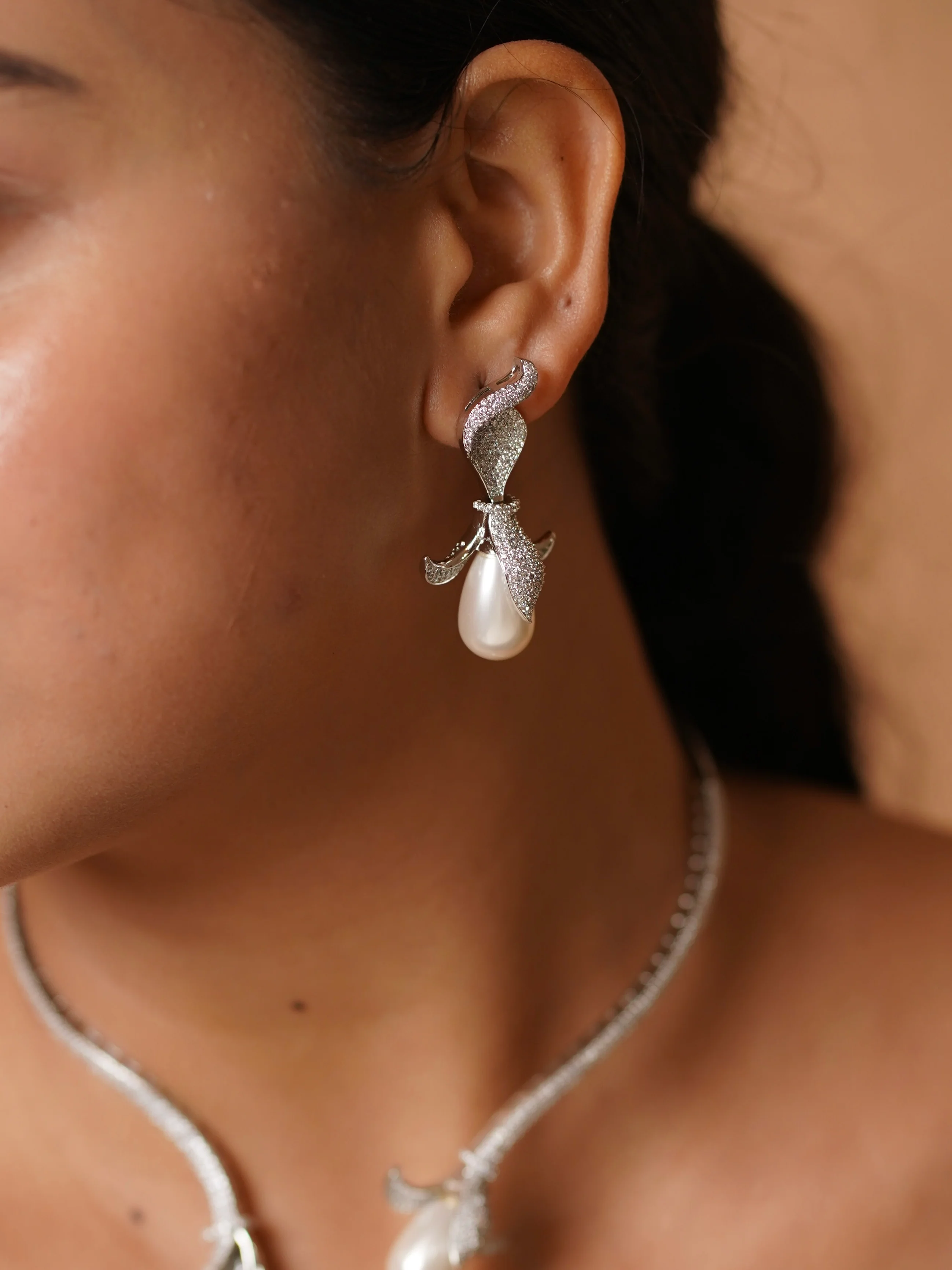 Luxe Flora Diamond Pearl Necklace Set - Image 3