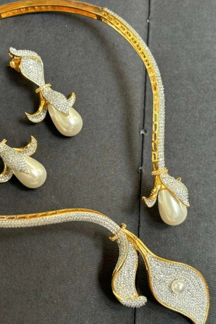 Luxe Flora Diamond Pearl Necklace Set - Image 4