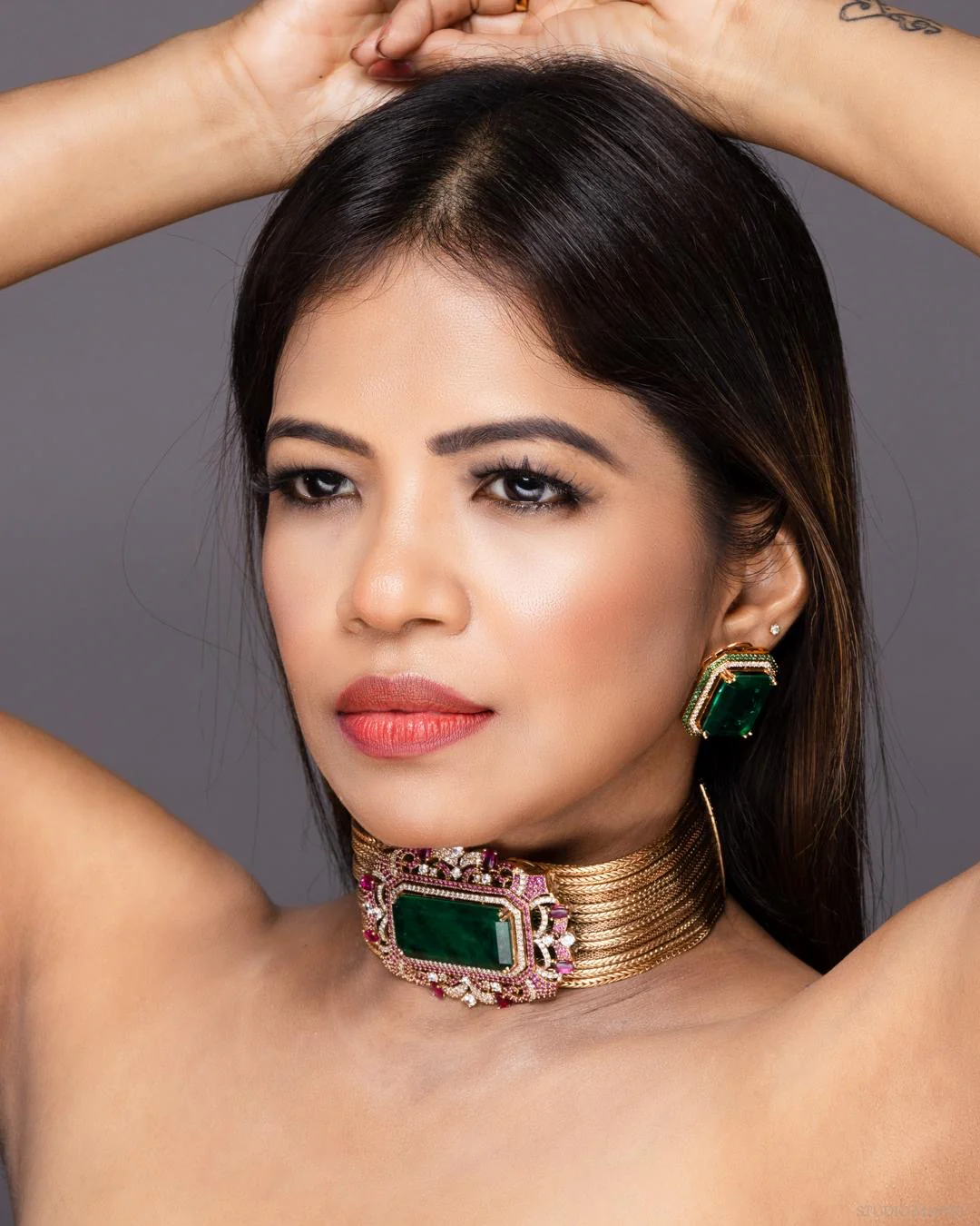 Luxurious Emerald Statement Choker Set