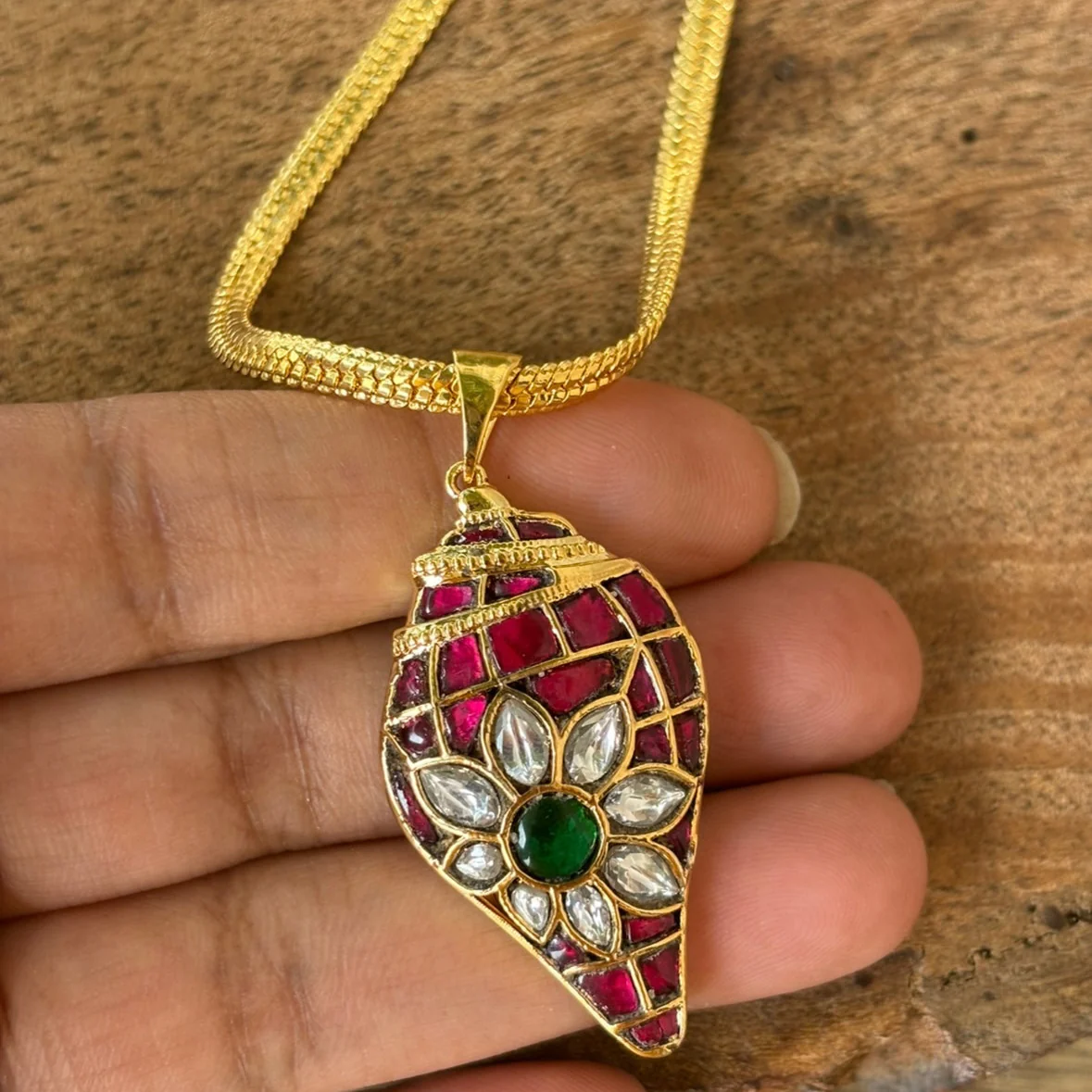 Maharani Ishita Pachi Kundan Shank Pendant - Image 3