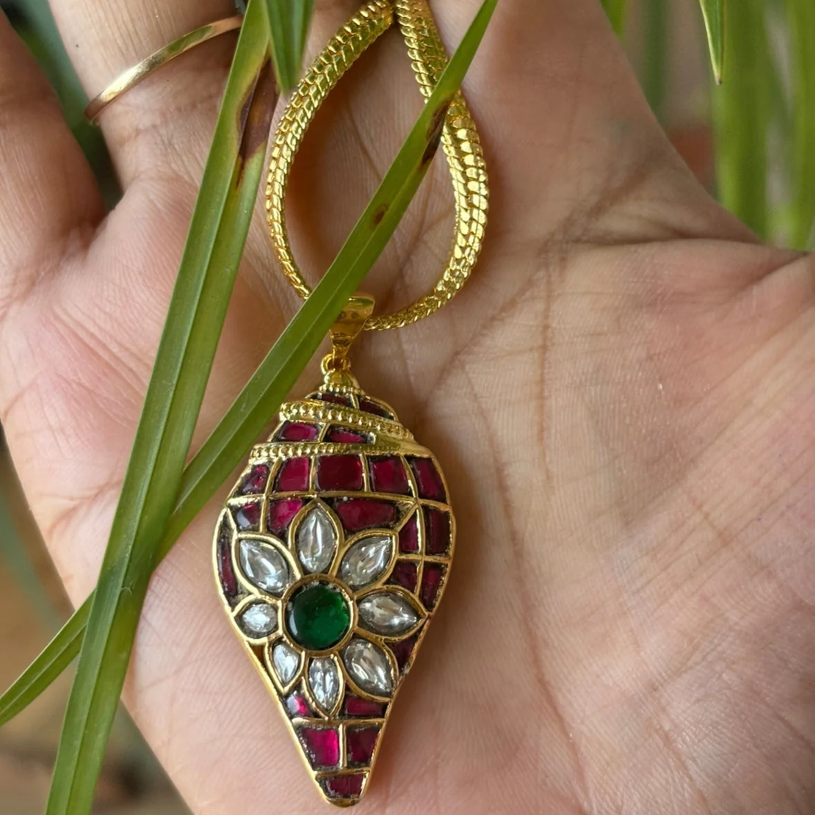 Maharani Ishita Pachi Kundan Shank Pendant - Image 4