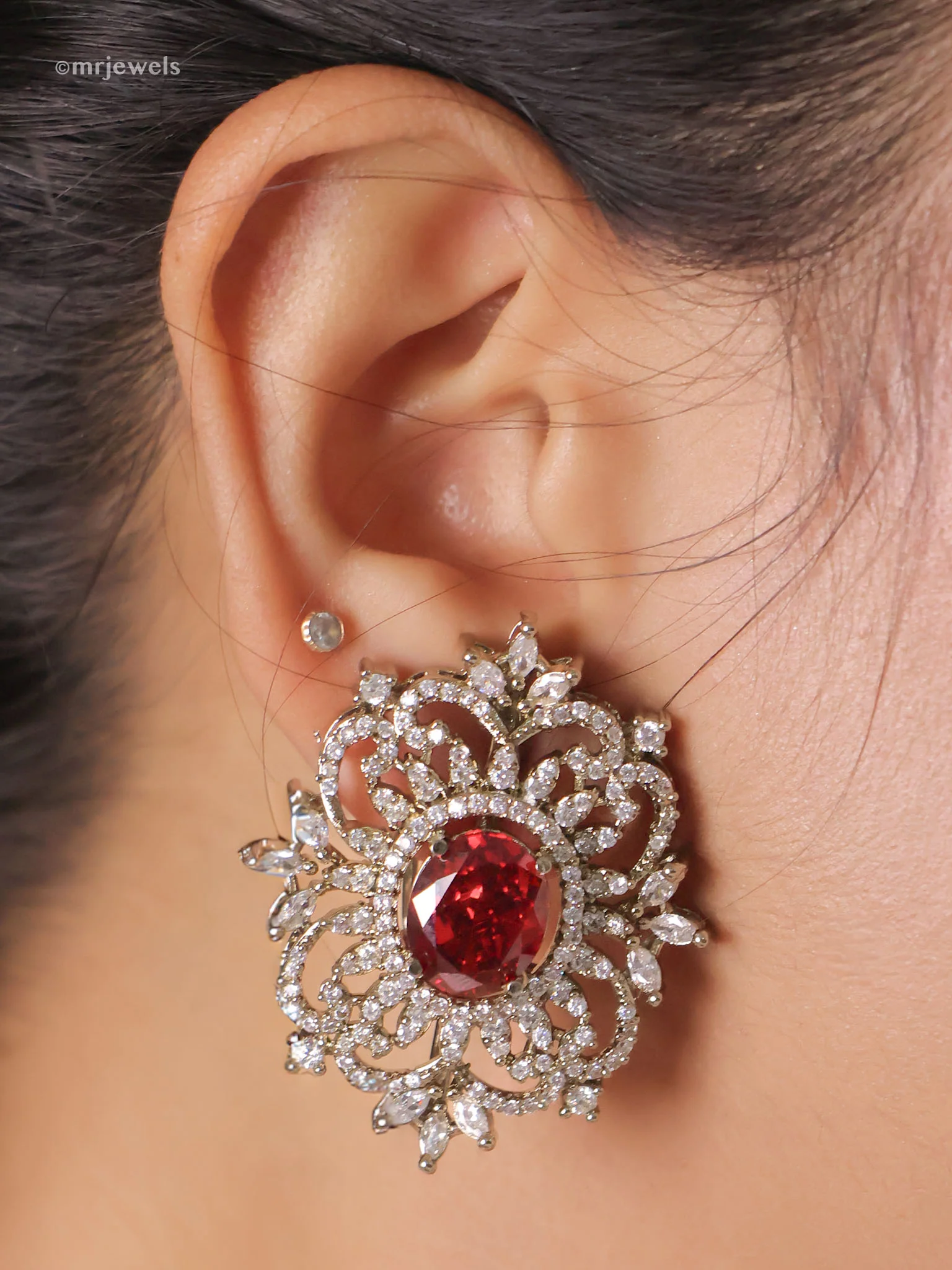 Maharani Rosette Choker with Stud Earrings - Image 3