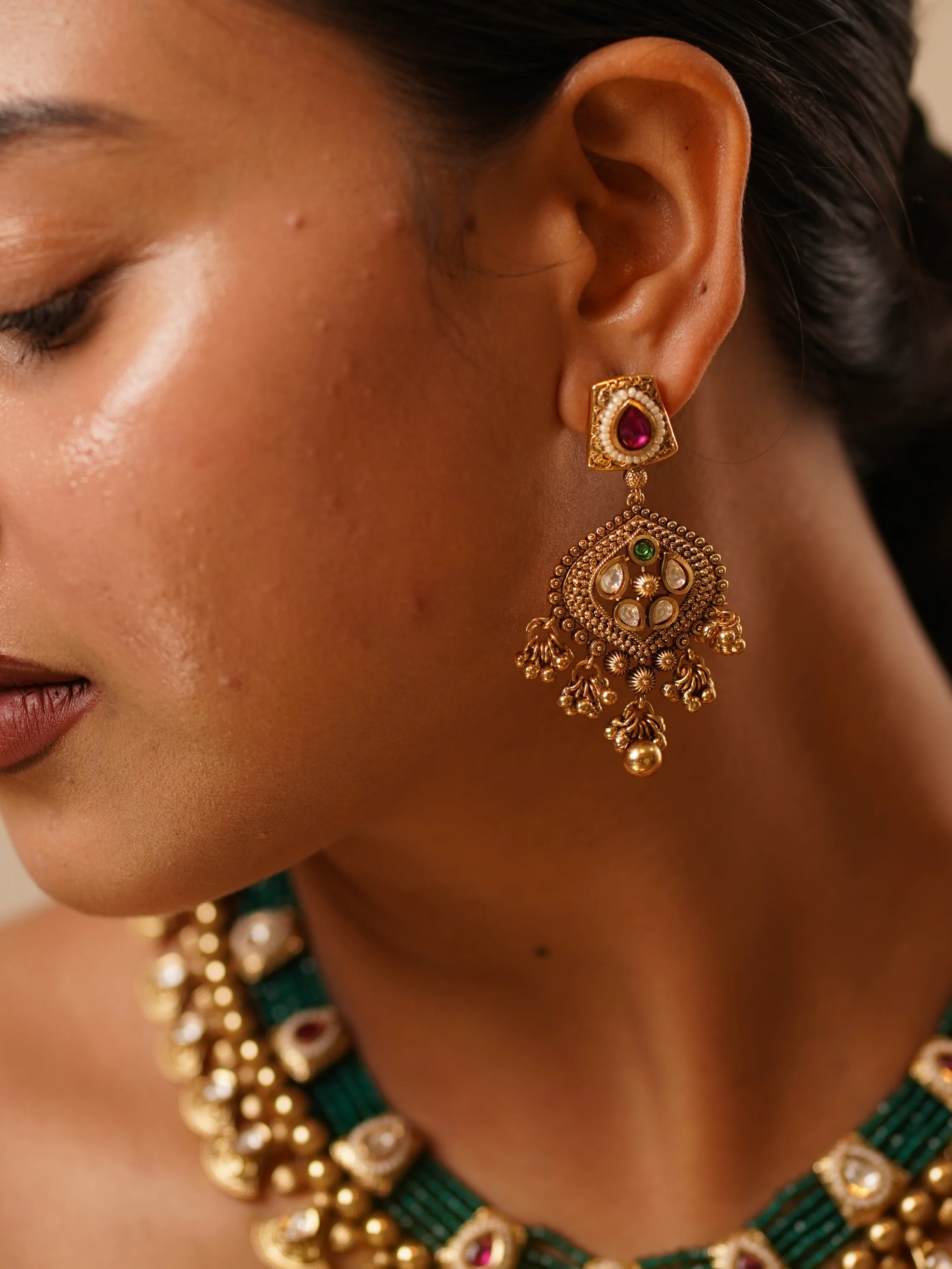 Meher Antique Empress Set – Regal Grandeur in Emerald and Ruby Hues - Image 3