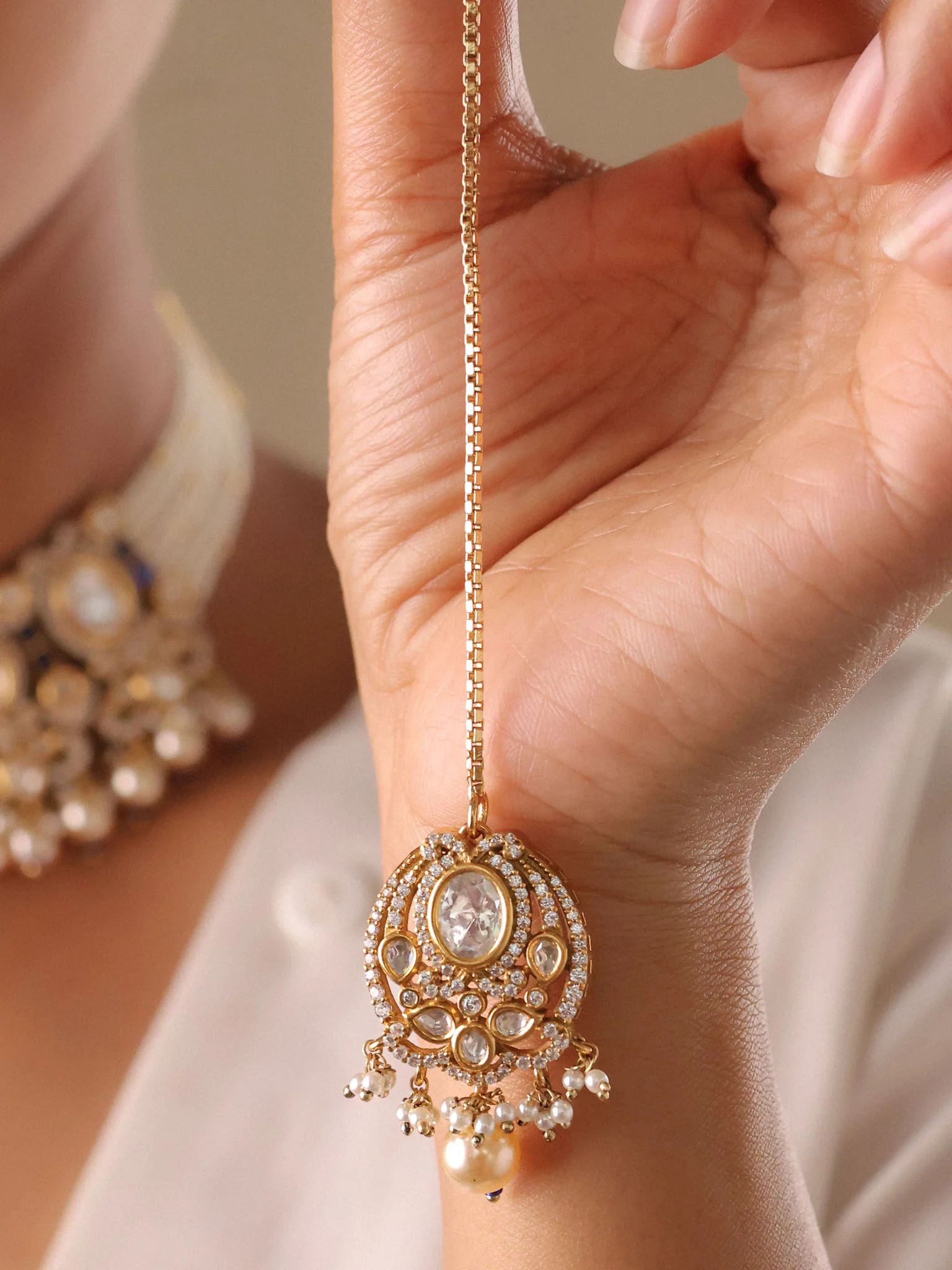 Meher-e-Riva Kundan Pearl Choker Set (With Maang Tikka) - Image 4