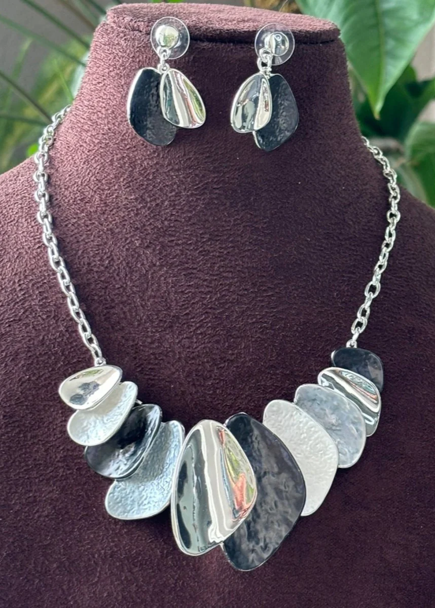 Midnight Glimmer Enamel Necklace Set - Image 3