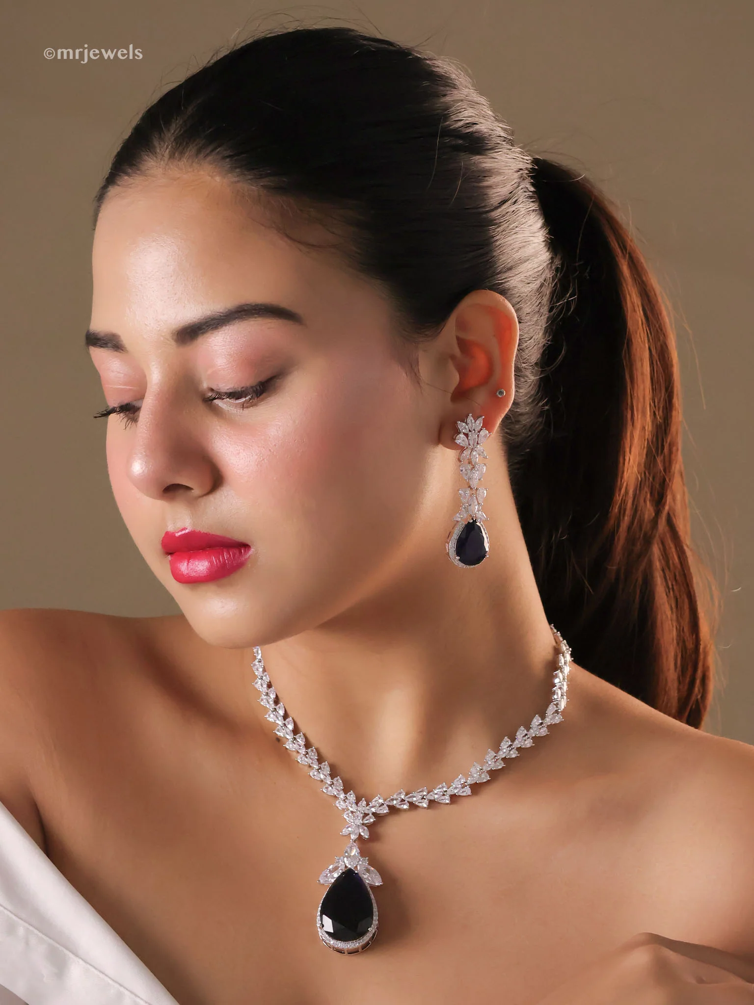 Noir Duchess Teardrop Necklace Set (Silver Finish)