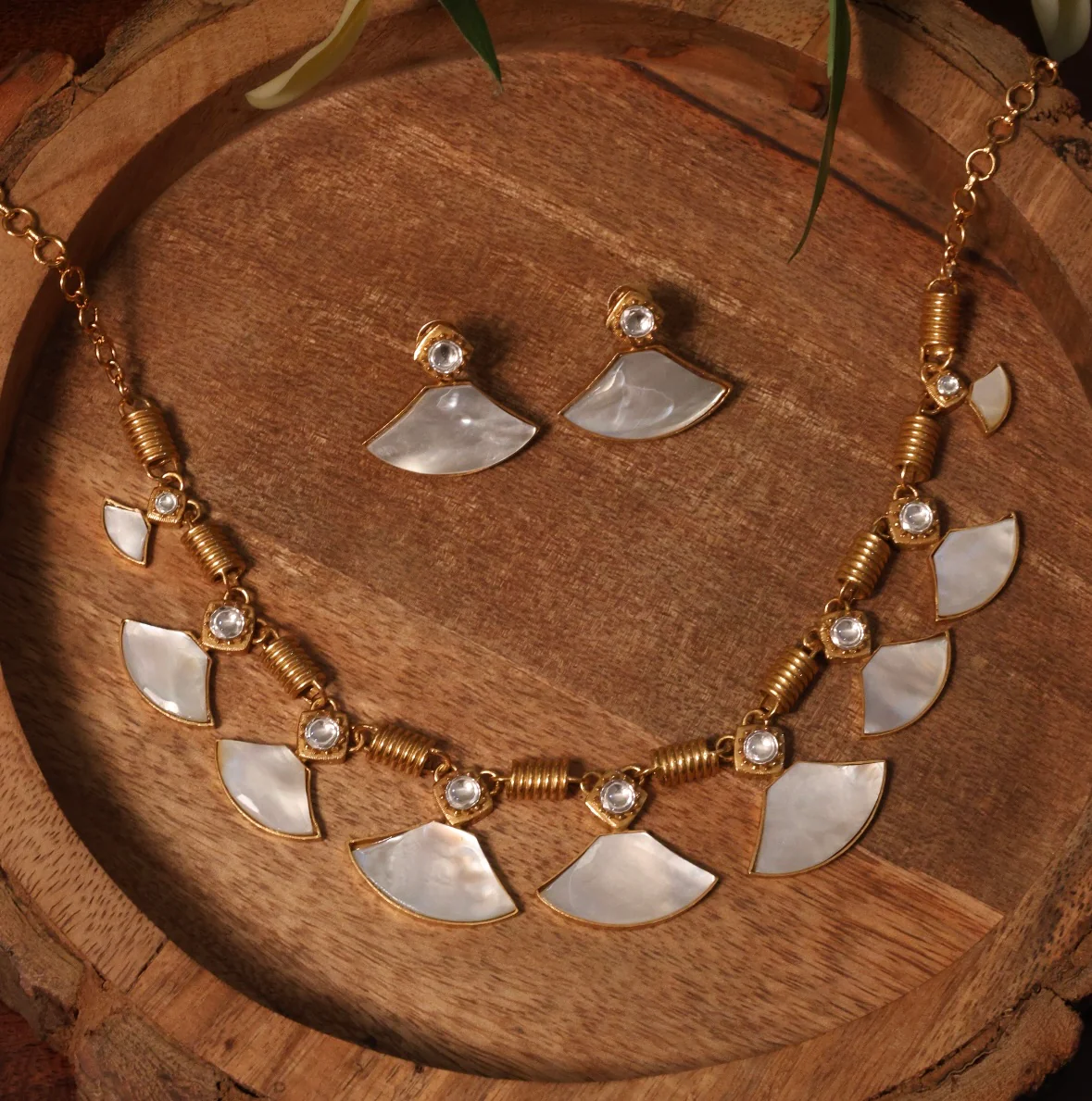 Noor – Elegant Statement Necklace Set - Image 3